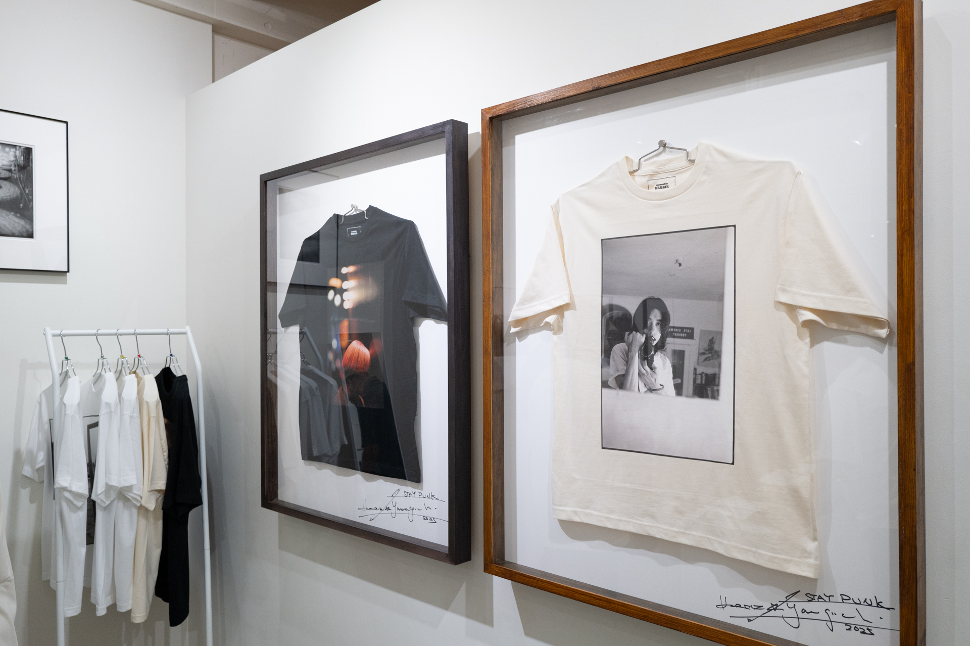 「Tシャツを飾る」という提案も見られた。左は2022年のカラー作品で、ライカのノクティルックス（E58）を使用したとのこと。レンズの描写まで伝わるクオリティの高さだ。クリアな発色のために、プリント工程にも工夫がある。