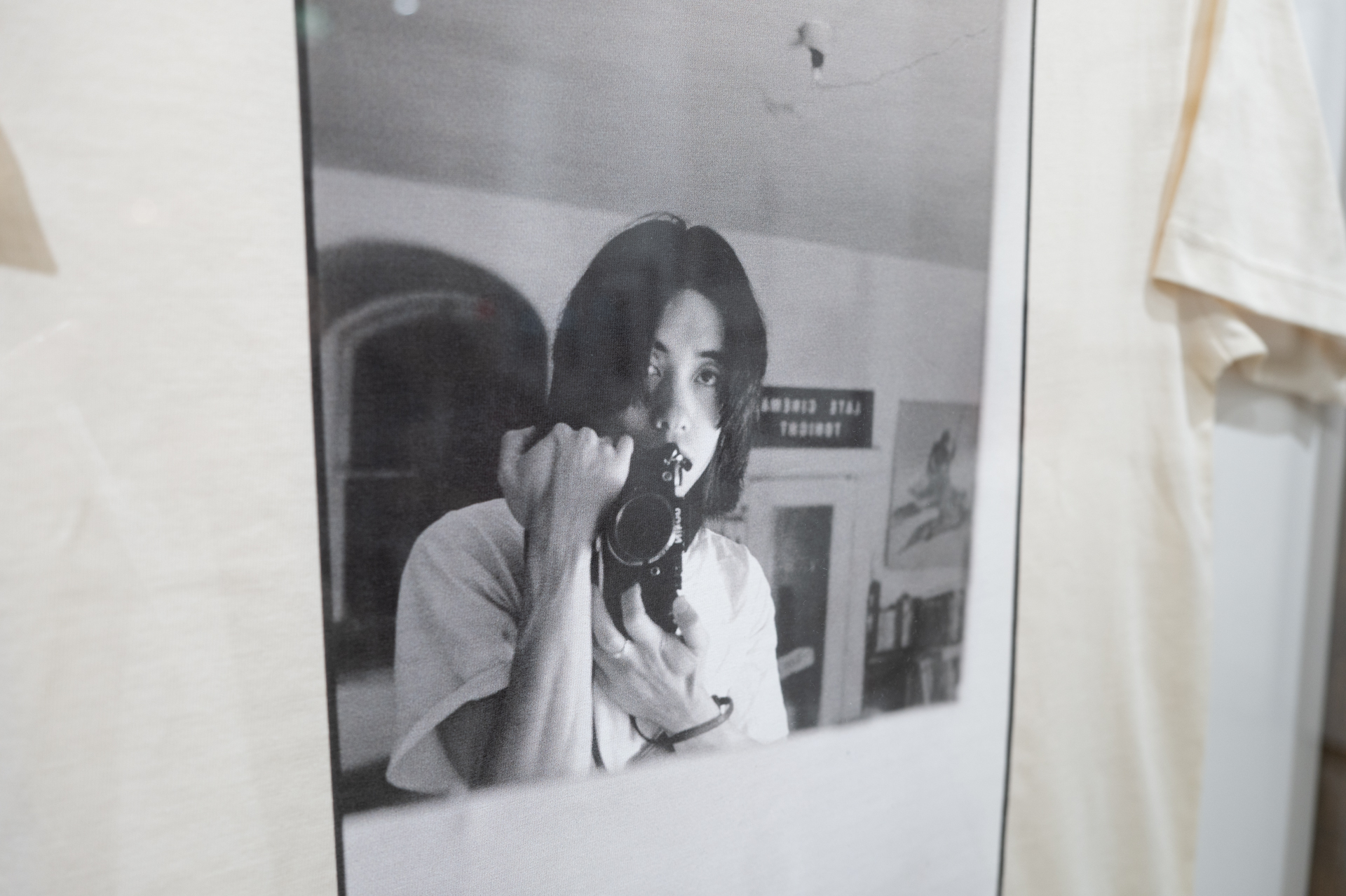 1977年、ロンドン時代のセルフポートレート。プリントと遜色ないと言えるほどの調子が出ている。作品だけをプリントしたクリーンなデザインが着やすそうだ。