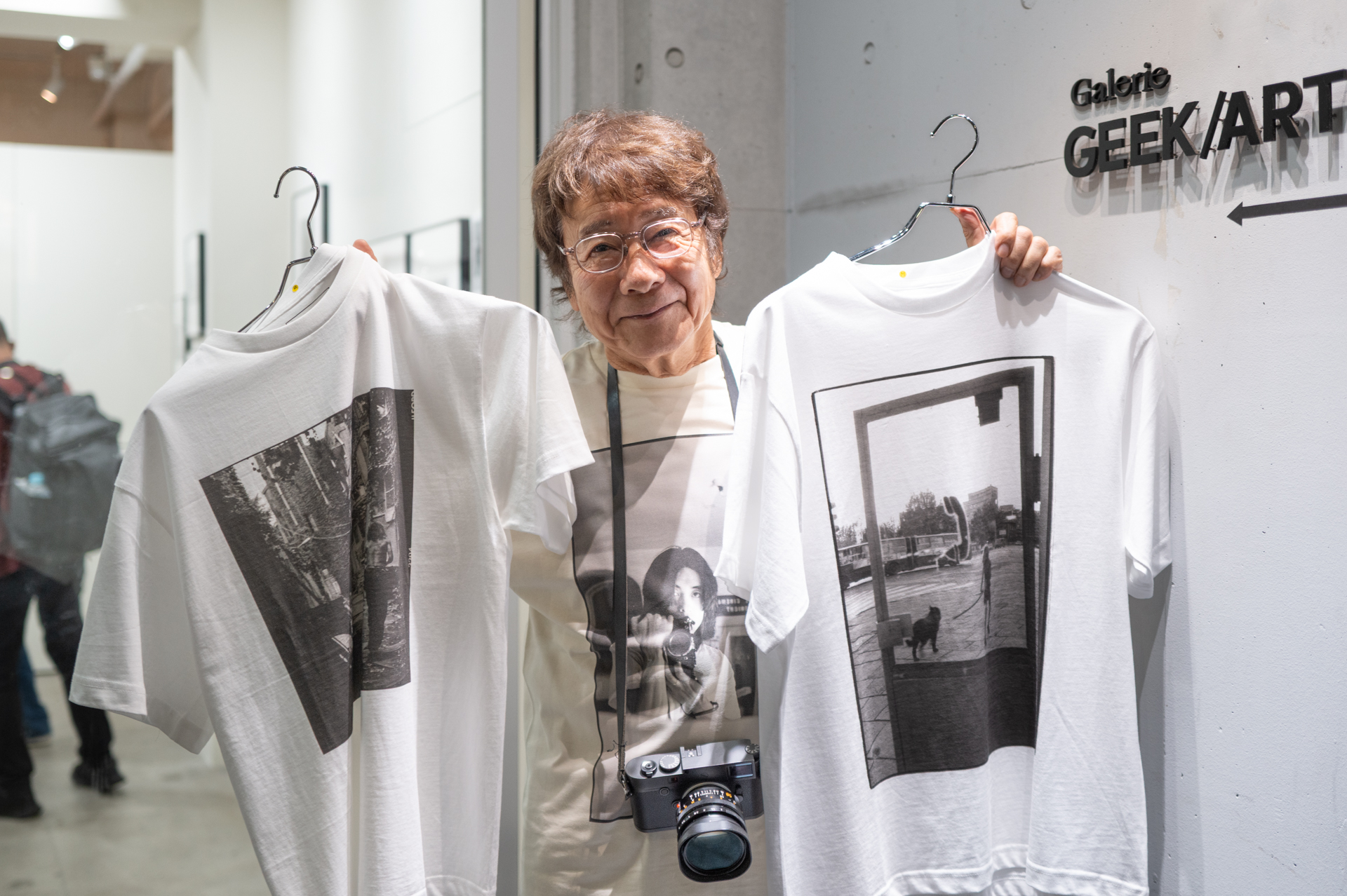 ハービー・山口氏。販売中のTシャツを手に