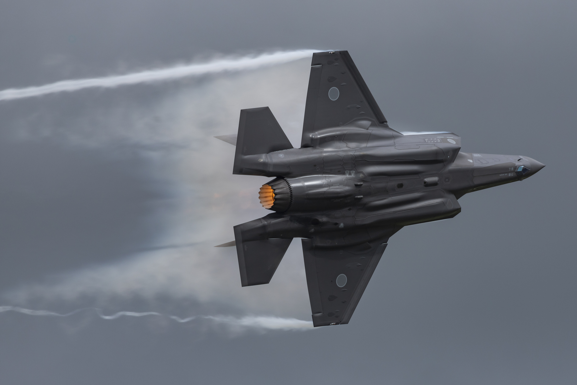 第302飛行隊によるF-35Aのフライト。湿度が高ければ背中や翼から出るベイパーなど迫力が楽しめる（2023年撮影）