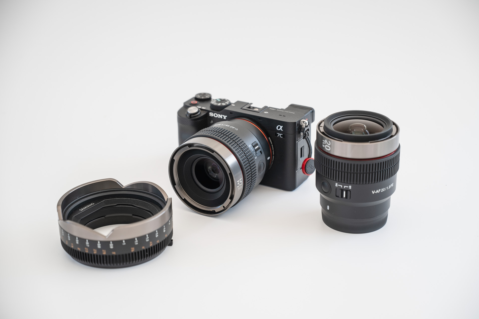ボディにつけているのがSAMYANG V-AF35mm T1.9、横にはV-AF20mm T1.9とマニュアルフォーカスアダプター