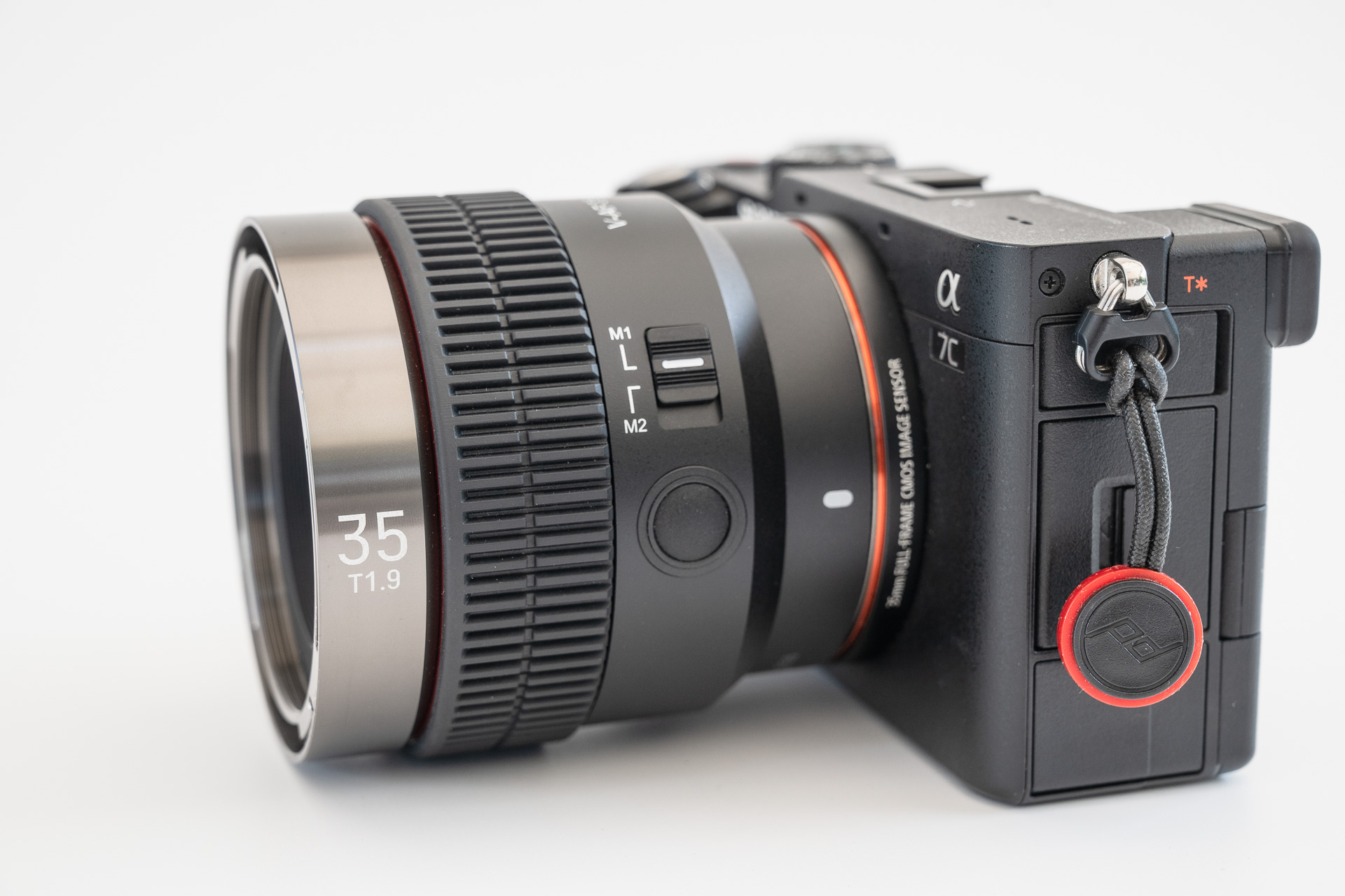 20mmのV-AFレンズ。先端のステンレスリングが良い雰囲気。レンズ取り付け指標はタリーランプを兼ねたLED。タリーランプはレンズ前面にも装備