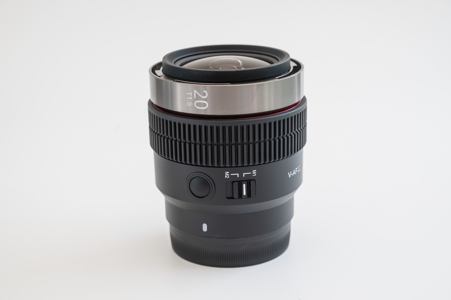 20mmのサイドビュー。スライドスイッチはカスタムスイッチ。丸ボタンがフォーカス用。AF時はフォーカスホールド、MF時はフォーカスセーブとして機能する