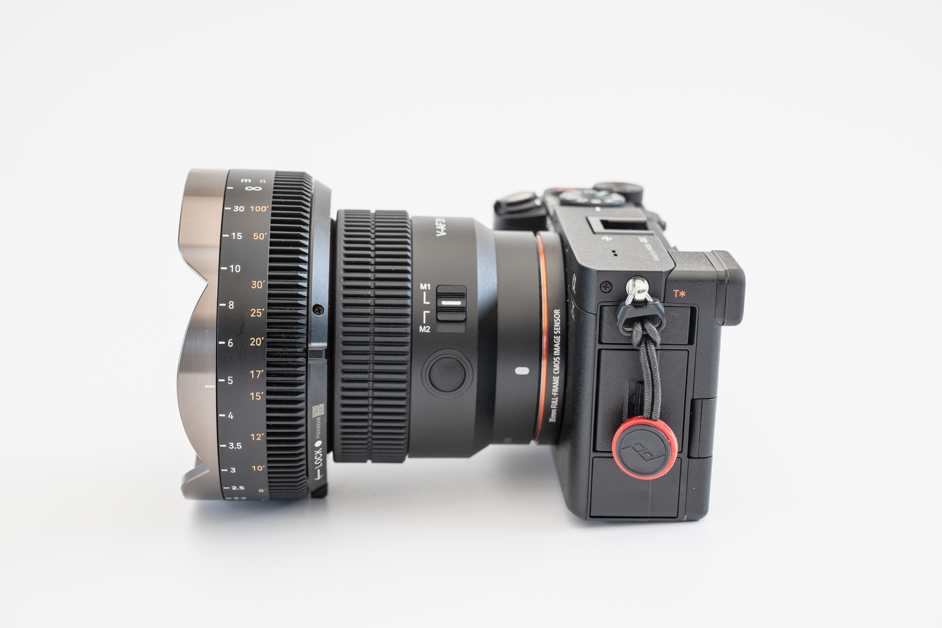 滑らかな回転には大きさも必要。マニュアルフォーカスアダプターは大きめの印象