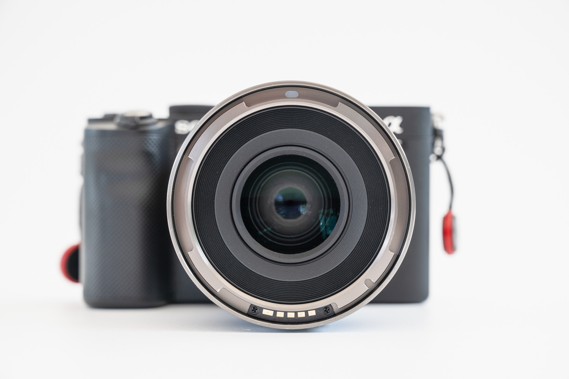 前面上の白い部分はタリーランプ。下側には電子接点、レンンズ周りにはバヨネット爪が見える