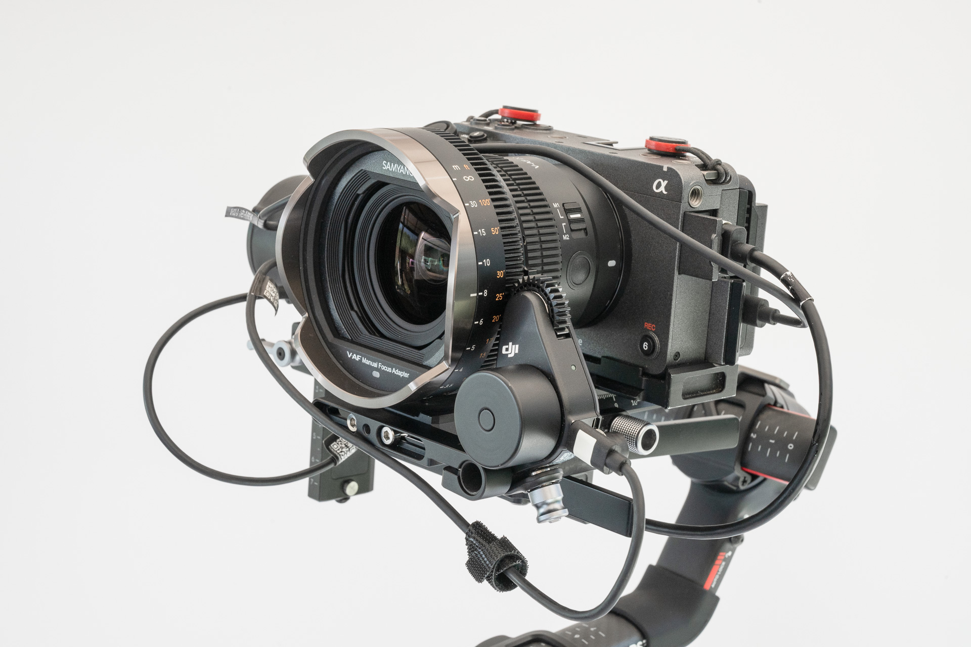 ジンバルに載せた時、レンズ交換をしてもバランスが変わらない。ピントはフォーカスモータでコントロールできる。手動のフォローフォーカスを使う時にもありがたい