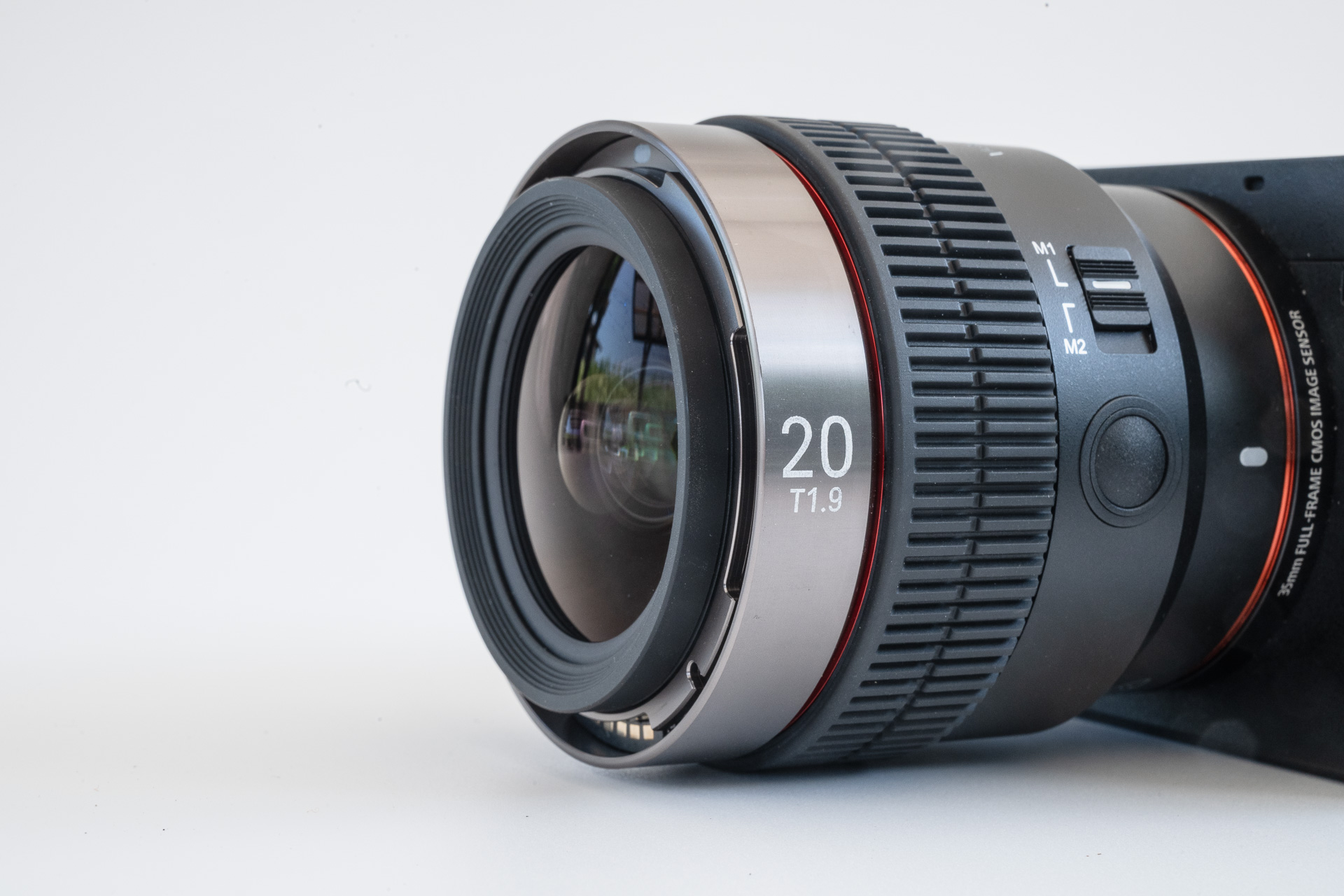 20mmはレンズ前端が若干飛び出した設計になっており、フィルターネジは切られていない