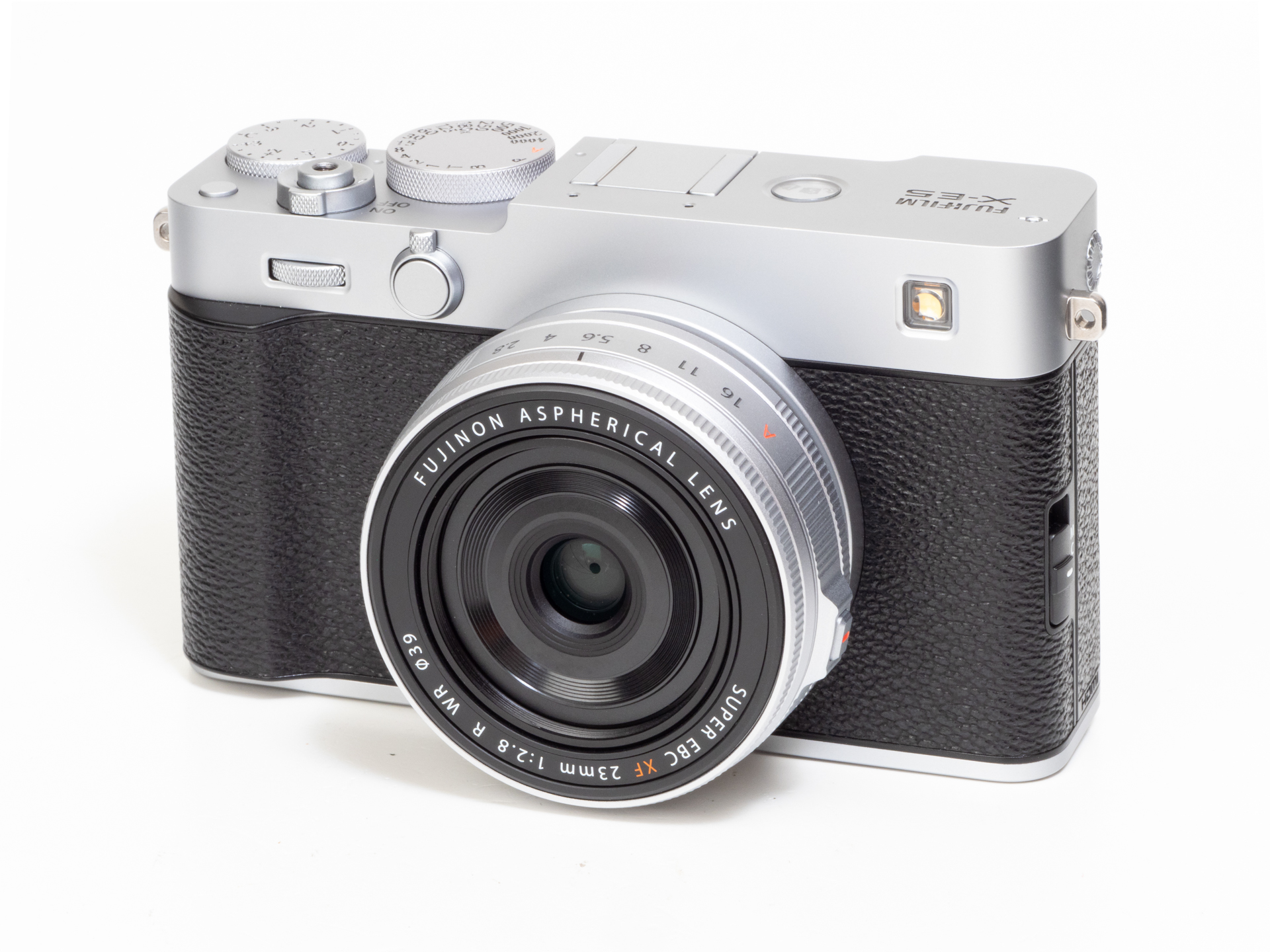 最近はカメラはシルバーに限るとしているので、X-E5もシルバーをお借りしました。なかなか美しい仕上がりです。スナップワークに適したカメラだからこそ、最近は街中ではカメラを目立たせ「写真を撮る人」であることを周囲に知らしめたほうがいいのではと考えています。