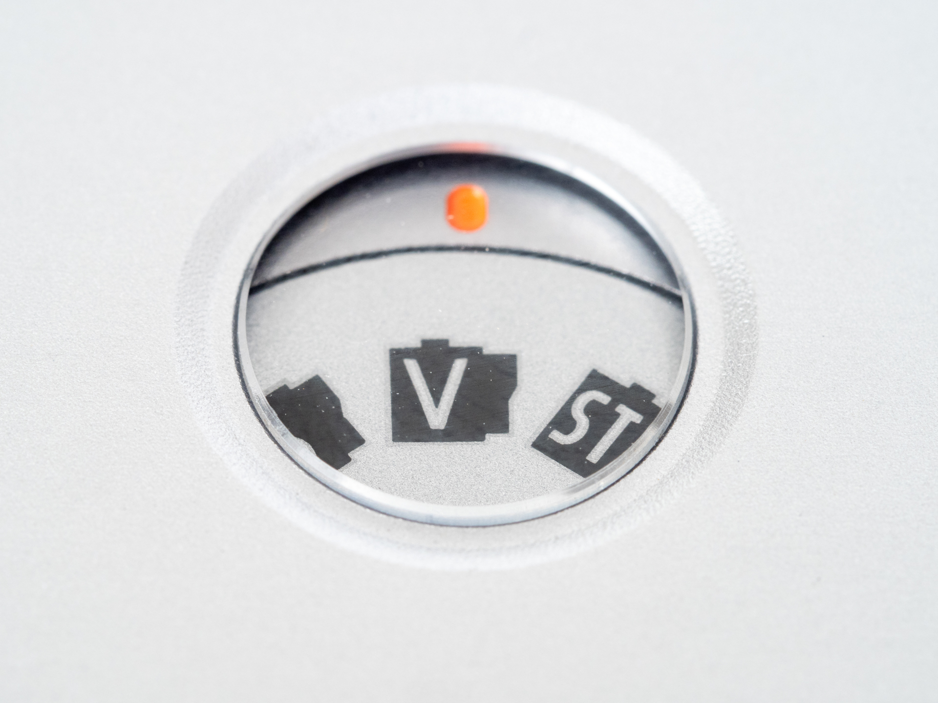 ボディ上部にあるフィルムシミュレーション表示窓。切り替えは容易で楽しいのですが、アイコンは瞬時に特性がわかるものもあれば、そうではないものもあり。筆者も20種のシミュレーションの特性を記憶してはいません。各種のアイコンの意味と特性は表示させることができますが、スナップ撮影では、気持ちが急いているから、なかなか読む気になれないわけです。