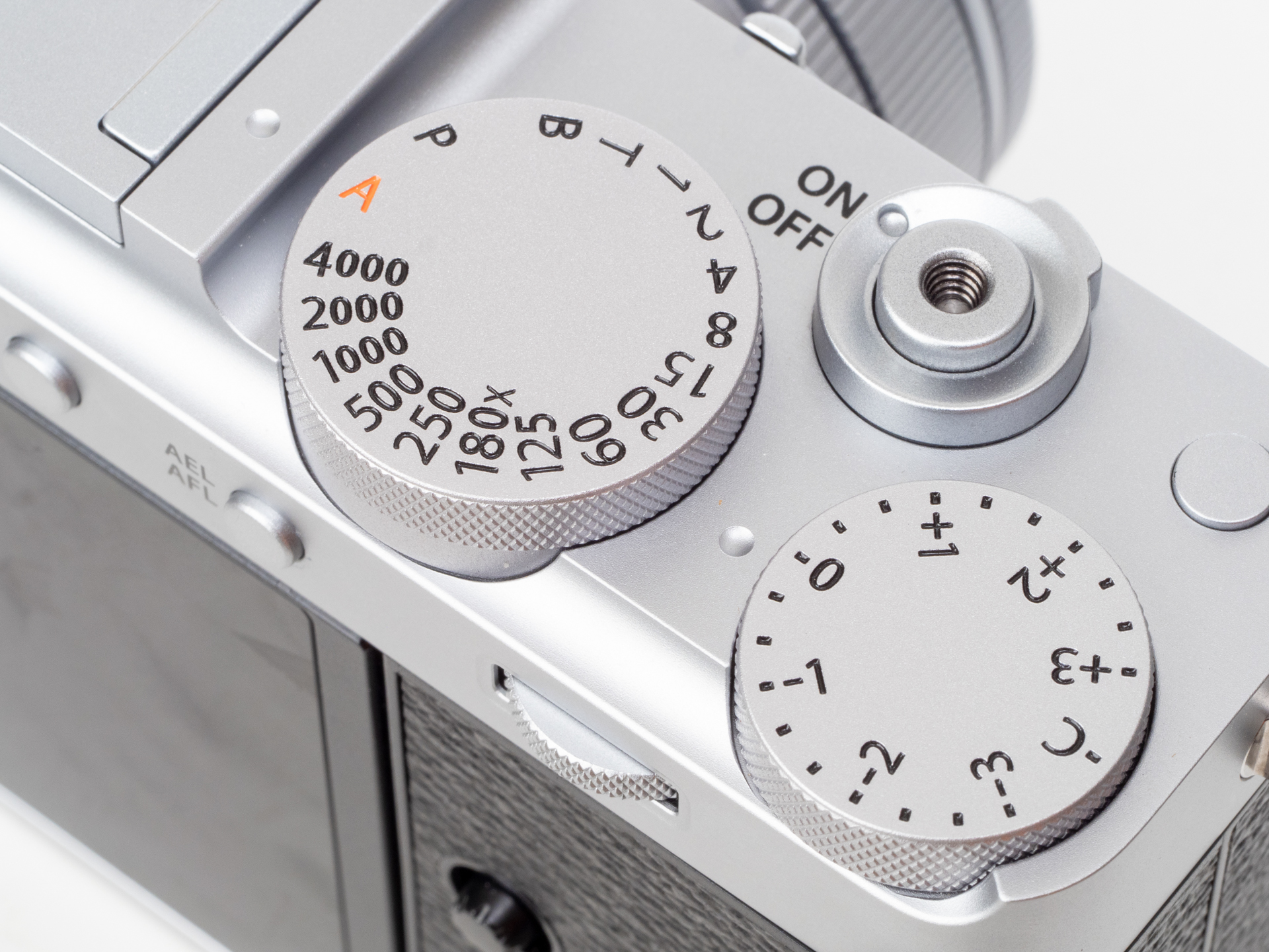 シャッタースピードダイヤルはAEで撮影する場合は触れることもありませんが、視覚的に存在の意味は大きいと個人的には考えています。