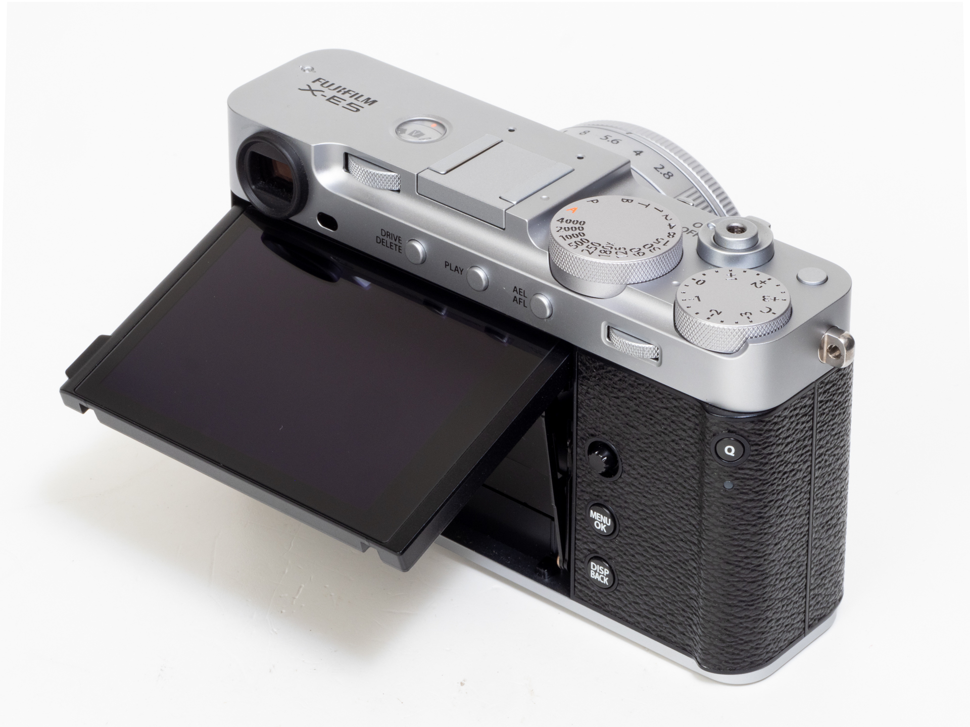 チルトするLCDはX-E4と同様ですが、アングルの自由度が増すので歓迎です。作り込みも悪くありません。