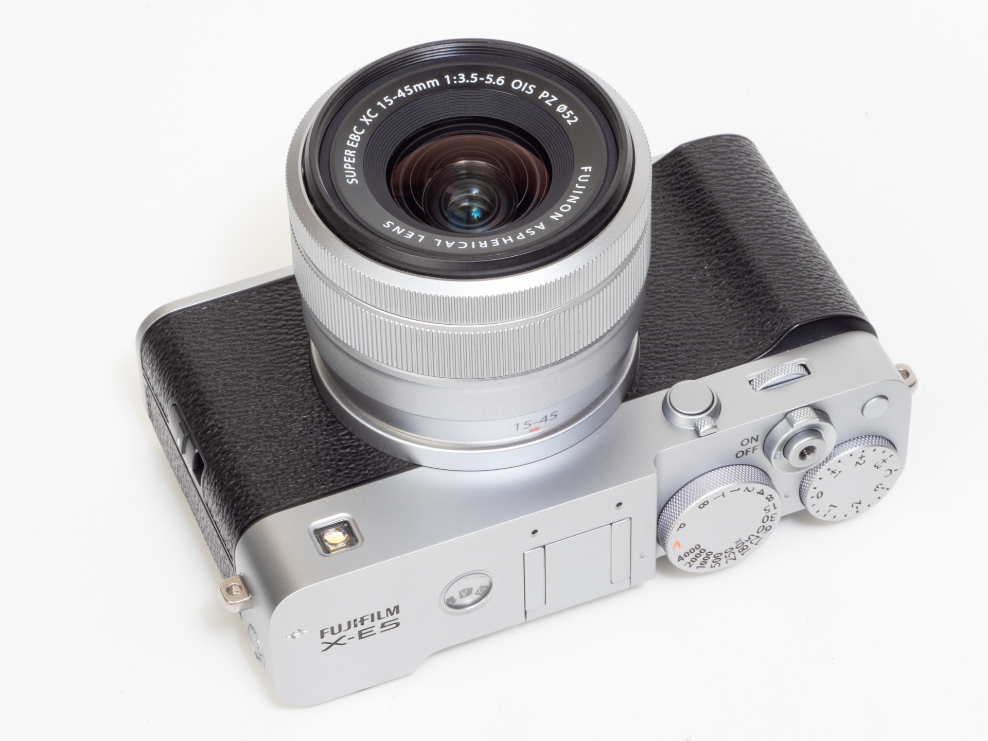 今回はじめてSUPER EBC FUJINON XC15-45mm F3.5-5.6 OIS PZを使用しました。廉価版の標準ズームですがX-E5との相性もよく、おそろしくよく写るズームで驚きです。ただ、パワーズームは動画撮影では便利ですが、静止画撮影では鬱陶しく感じることがあります。筆者は焦点距離を先に決めて撮影するため鏡筒に設定焦点距離指標がないのはとても使いづらかったです。