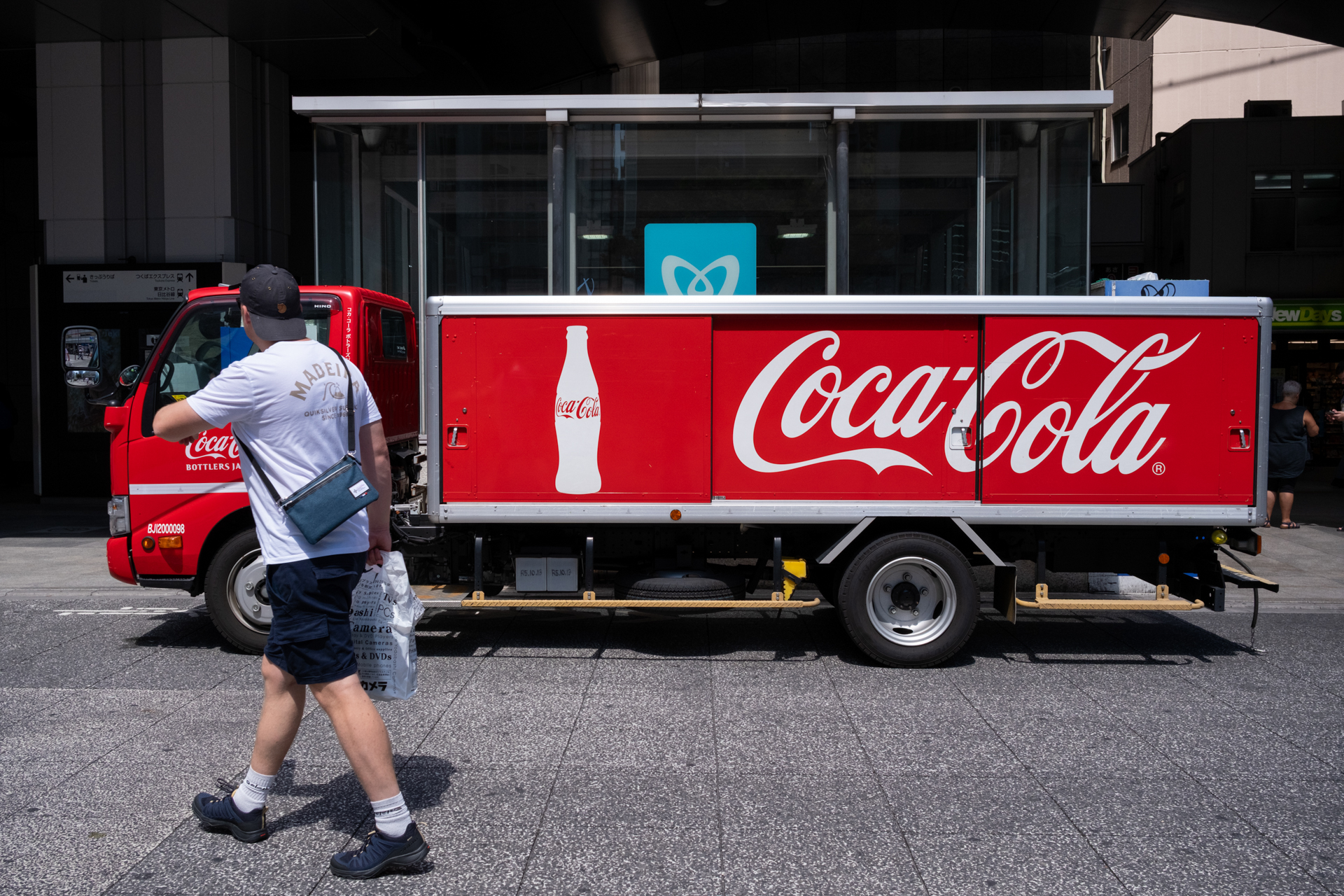 今月のコカコーラ（笑）。画角的には35mm判換算で35mmレンズの画角ですから、肉眼で撮影範囲がわかり、見つけた瞬間にシャッターを押しましたがレンズの収まりのよい画になりました。<br><span class="fnt-85">富士フイルム X-E5／XF23mmF2.8 R WR／23mm（35mm相当）／絞り優先AE（1/1,700秒、F5.6、−0.7EV）／ISO 400／フィルムシミュレーション: PROVIA/スタンダード</span>