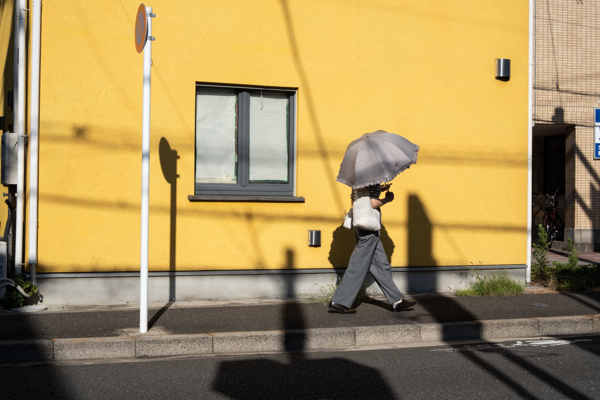 鮮やかなクリーム色の壁、日本の平凡な家屋でもまれに派手な色があると撮影したくなりますね。見た目の印象に近いです。<br><span class="fnt-85">富士フイルム X-E5／XC15-45mmF3.5-5.6 OIS PZ／38.5mm（58mm相当）／プログラムAE（1/900秒、F10、±0.0EV）／ISO 400／フィルムシミュレーション: PROVIA/スタンダード</span>