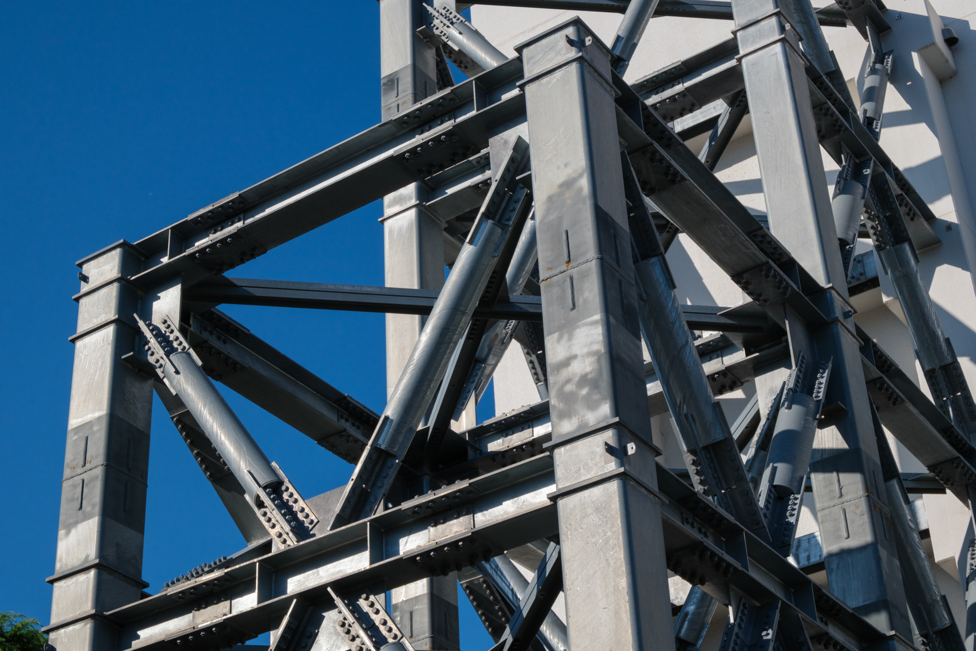 硬質な鉄骨などの質感再現も得意ですね。コントラストの高い条件ですが、階調の繋がりも申し分ありません。<br><span class="fnt-85">富士フイルム X-E5／XC15-45mmF3.5-5.6 OIS PZ／43.2mm（65mm相当）／プログラムAE（1/950秒、F10、−0.7EV）／ISO 400／フィルムシミュレーション: PROVIA/スタンダード</span>