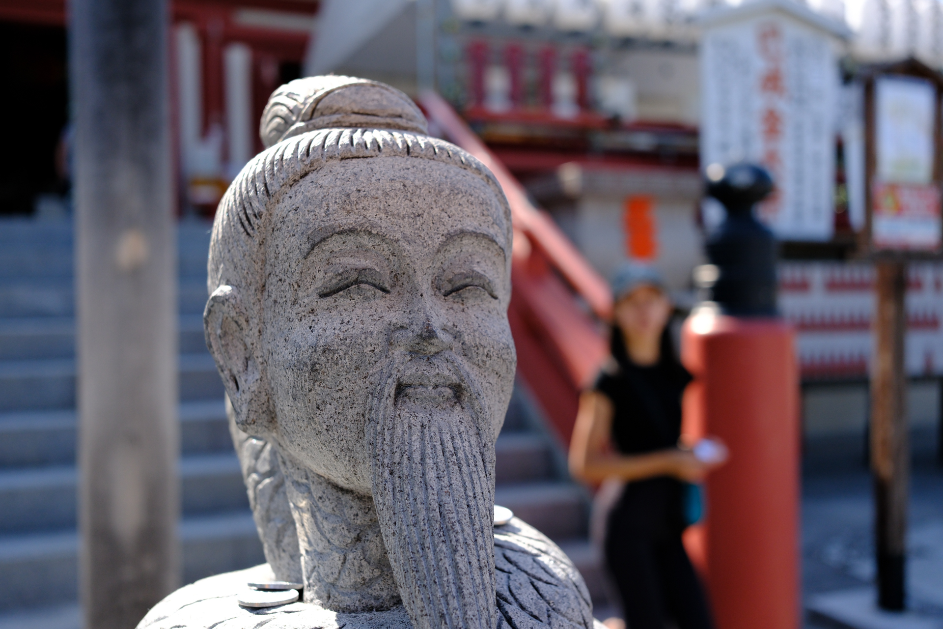 逆光条件ですが、それを感じさせない階調の豊富さです。合焦点のシャープネスとボケ味の豊かさが両立しています。AFも正確に機能しました。<br><span class="fnt-85">富士フイルム X-E5／XF23mmF2.8 R WR／23mm（35mm相当）／絞り優先AE（1/1,000秒、F4.0、−0.7EV）／ISO 400／フィルムシミュレーション: PROVIA/スタンダード</span>