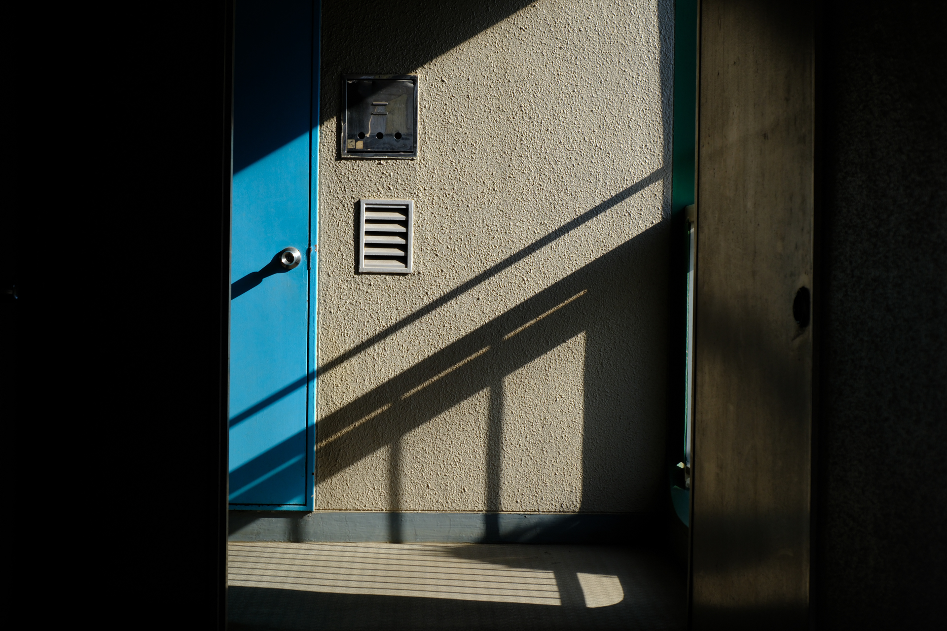 どこにでもあるアパートの踊り場ですが、光の綺麗さにシャッターを押しました。歪曲が大きいとしらけたりするのですが、完璧な補正をみせます。<br><span class="fnt-85">富士フイルム X-E5／XC15-45mmF3.5-5.6 OIS PZ／40.8mm（61mm相当）／プログラムAE（1/350秒、F5.6、−1EV）／ISO 200／フィルムシミュレーション: PROVIA/スタンダード</span>