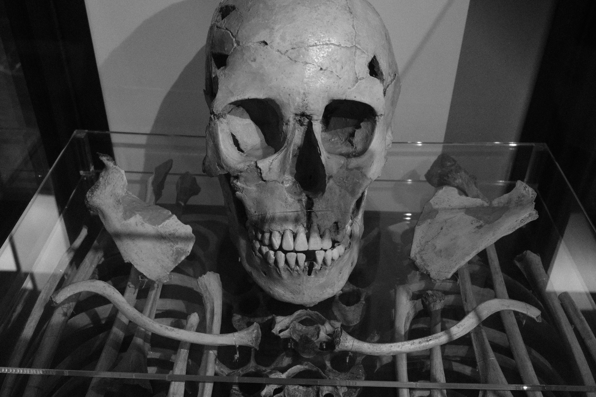 色情報を削ぎ、モノクロにしてみました。光線がフラットなので素直な画になり、とくに不気味な感じにはならず。ここから加工したくなりますね。<br><span class="fnt-85">富士フイルム X-E5／XF23mmF2.8 R WR／23mm（35mm相当）／絞り優先AE（1/45秒、F8.0、−1EV）／ISO 3200／フィルムシミュレーション: ACROS</span>