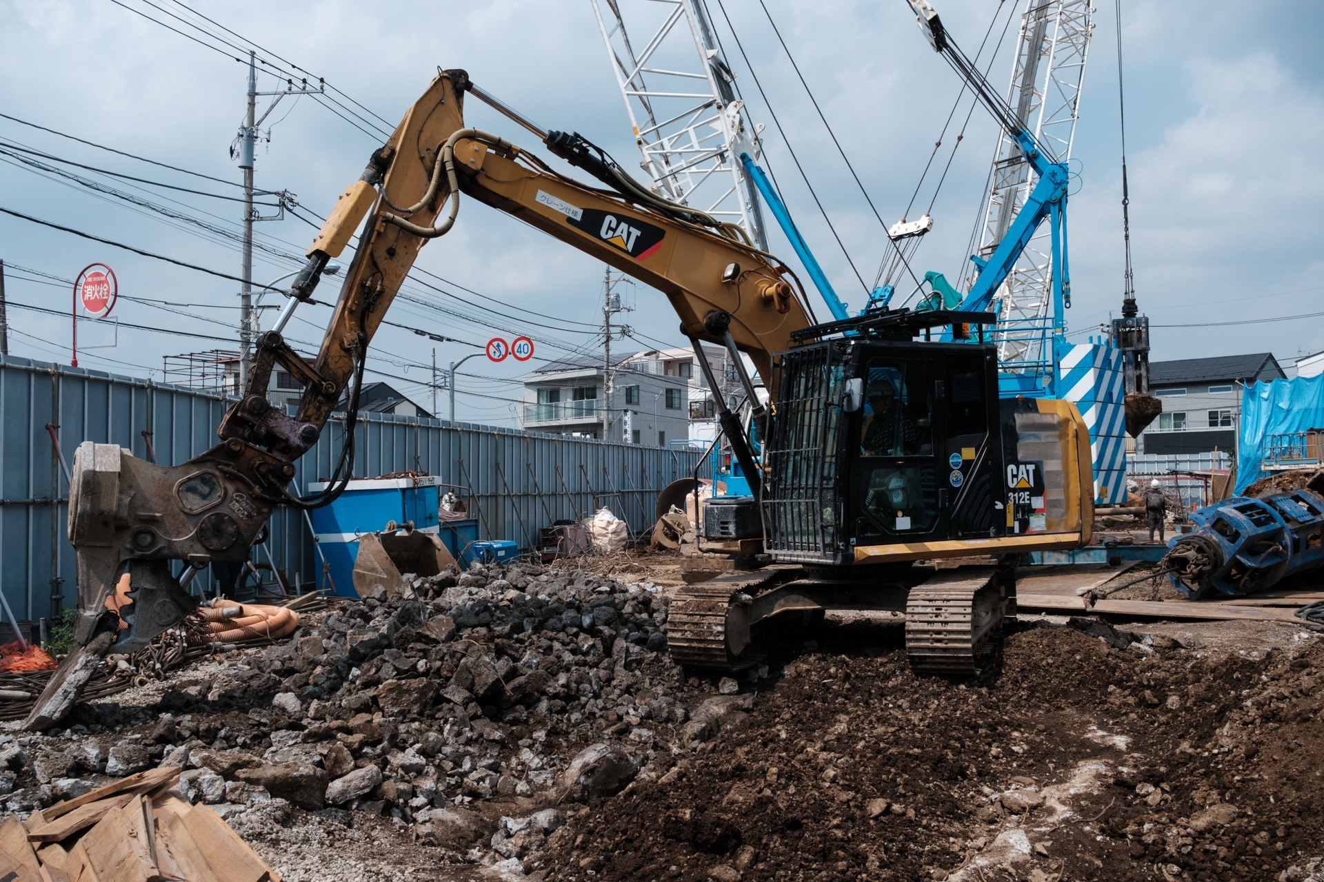 今月のスクラップ&ビルド。蒸し暑い日でしたので舞い上がる埃とあいまってヌケがいまひとつですが、雰囲気描写はいいですね。<br><span class="fnt-85">富士フイルム X-E5／XF23mmF2.8 R WR／23mm（35mm相当）／プログラムAE（1/1,250秒、F8.0、−0.3EV）／ISO 400／フィルムシミュレーション: PROVIA/スタンダード</span>