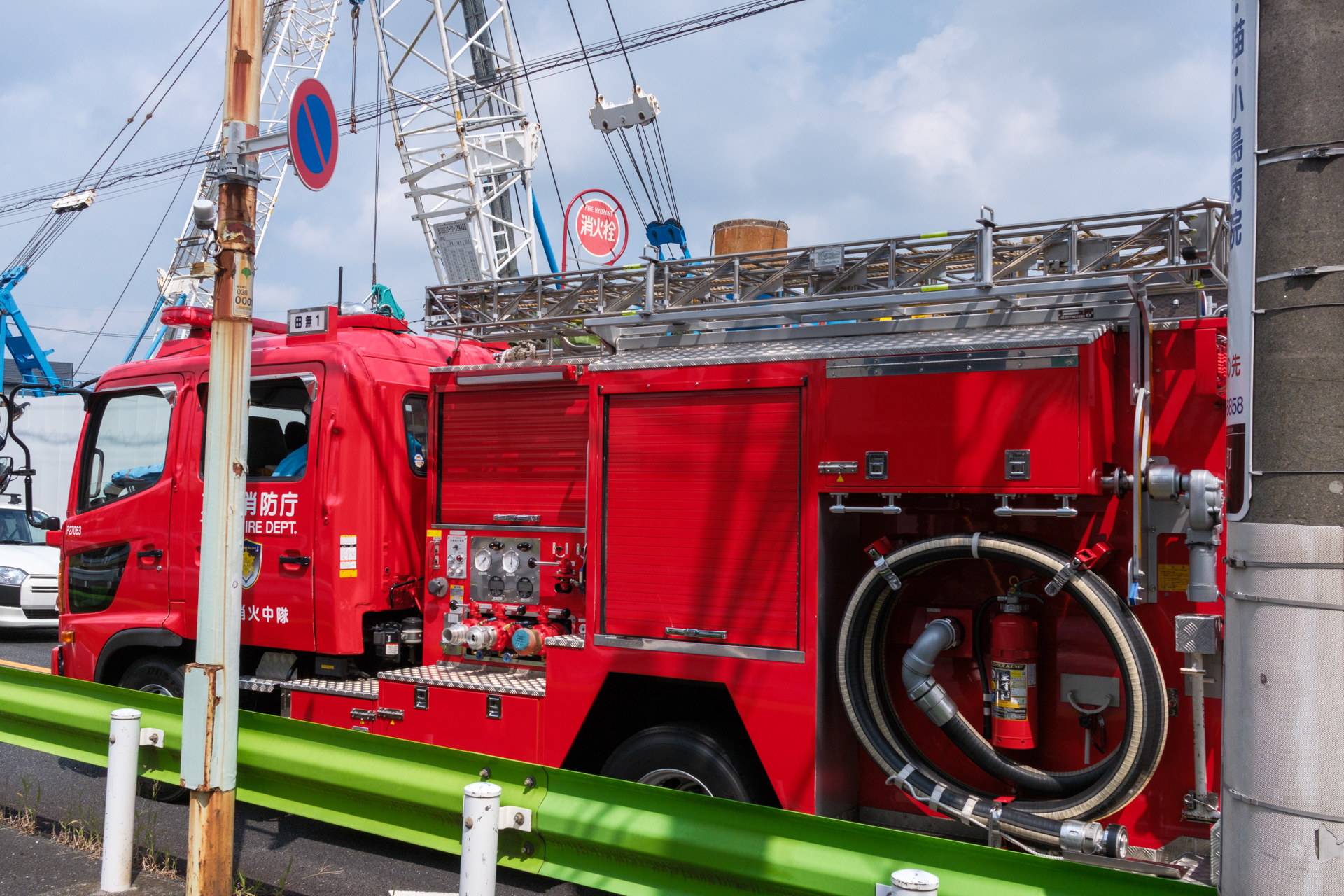 信号待ちしていたら、好物の消防車がやってきましたので、すかさずシャッターを押してみます。赤の再現が気になるので、後でフィルムシミュレーションでREALA ACEを当ててみました。<br><span class="fnt-85">富士フイルム X-E5／XF23mmF2.8 R WR／23mm（35mm相当）／絞り優先AE（1/2,700秒、F8.0、−0.7EV）／ISO 400／フィルムシミュレーション: REALA ACE</span>