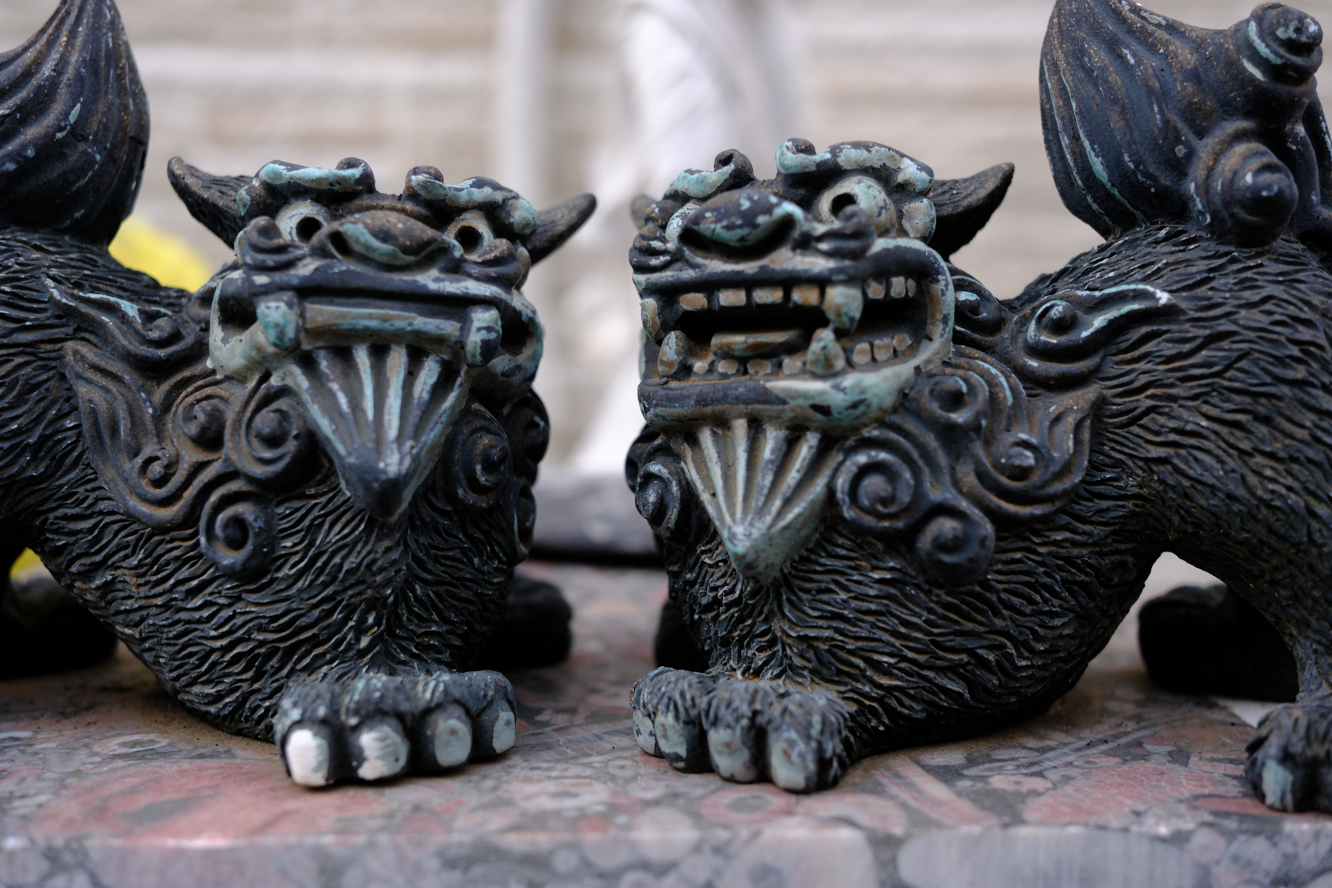 小さなシーサーが並んでいたので、AFの自動選択のままレンズを向けてみたのですが、奥まったところにある目にさっとフォーカスをするわけです。いいですね。<br><span class="fnt-85">富士フイルム X-E5／XF23mmF2.8 R WR／23mm（35mm相当）／絞り優先AE（1/80秒、F4.0、−0.7EV）／ISO 400／フィルムシミュレーション: PROVIA/スタンダード</span>