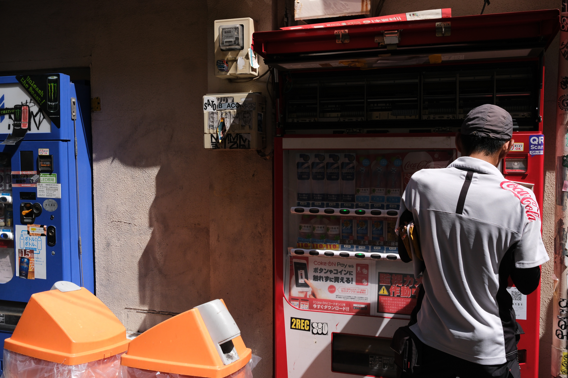 今月のコカコーラ2。明暗差の大きな条件ですが、うまく光を均してきた趣があります。シャドーの描写もよい感じです。<br><span class="fnt-85">富士フイルム X-E5／XF23mmF2.8 R WR／23mm（35mm相当）／プログラムAE（1/1,900秒、F5.6、−0.7EV）／ISO 640／フィルムシミュレーション: PROVIA/スタンダード</span>