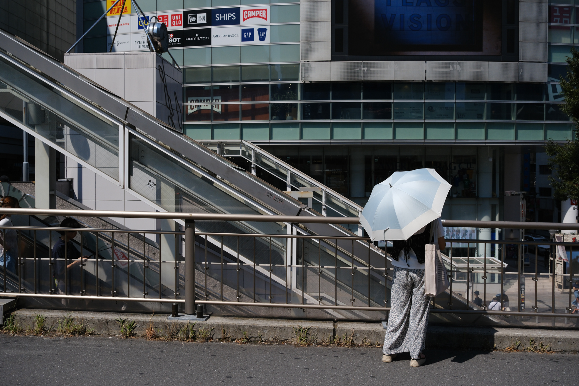 新宿。何気なく撮影したのですが、後で見たときに日傘のハイライトが艶かしい印象でしたので選んでみました。<br><span class="fnt-85">富士フイルム X-E5／XF23mmF2.8 R WR／23mm（35mm相当）／プログラムAE（1/3,000秒、F5.6、−0.7EV）／ISO 640／フィルムシミュレーション: PROVIA/スタンダード</span>