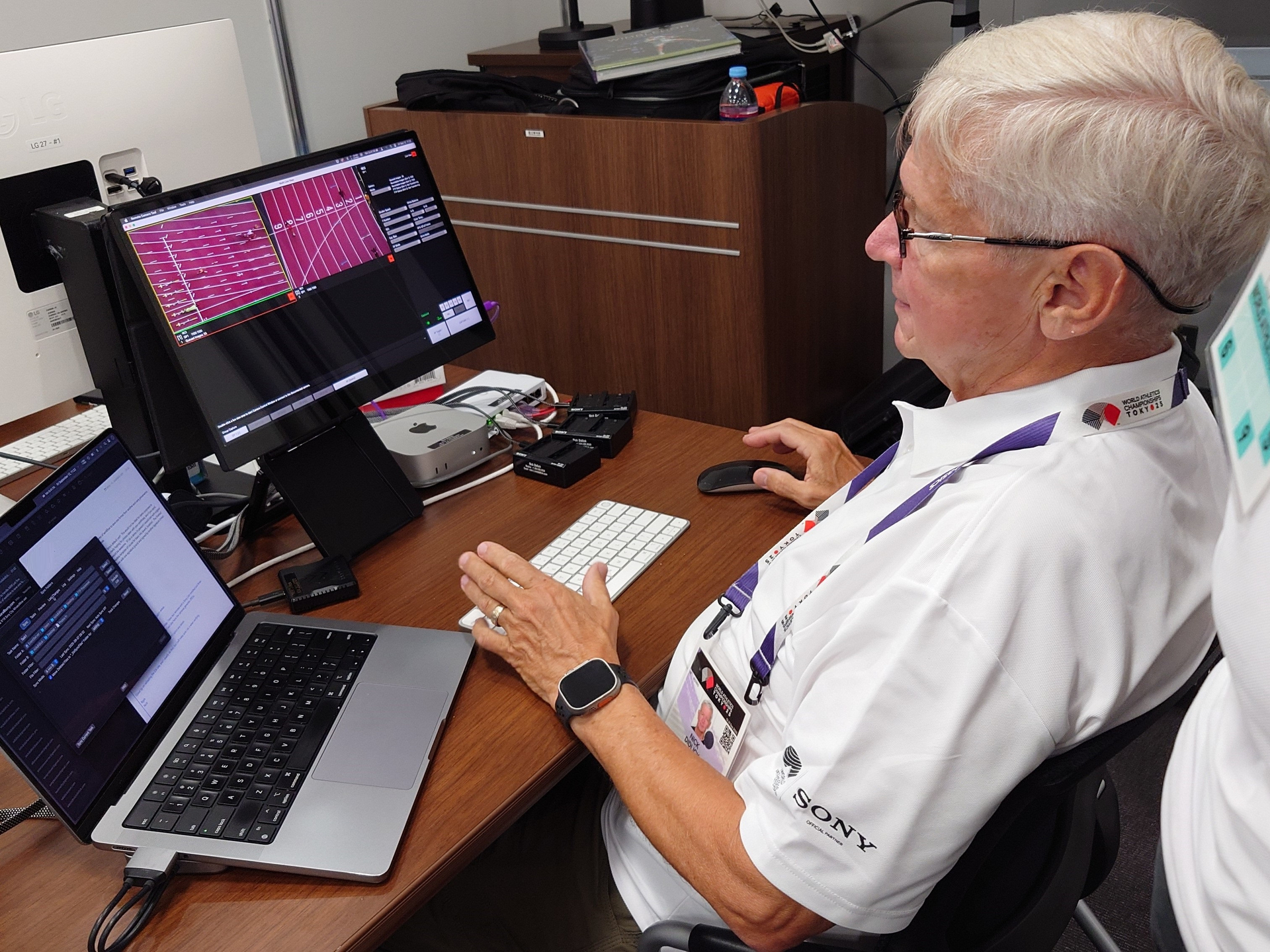 撮影はリモートで行う。写真に写っているのは写真家のニック・ディドリック氏 （提供：ソニー）