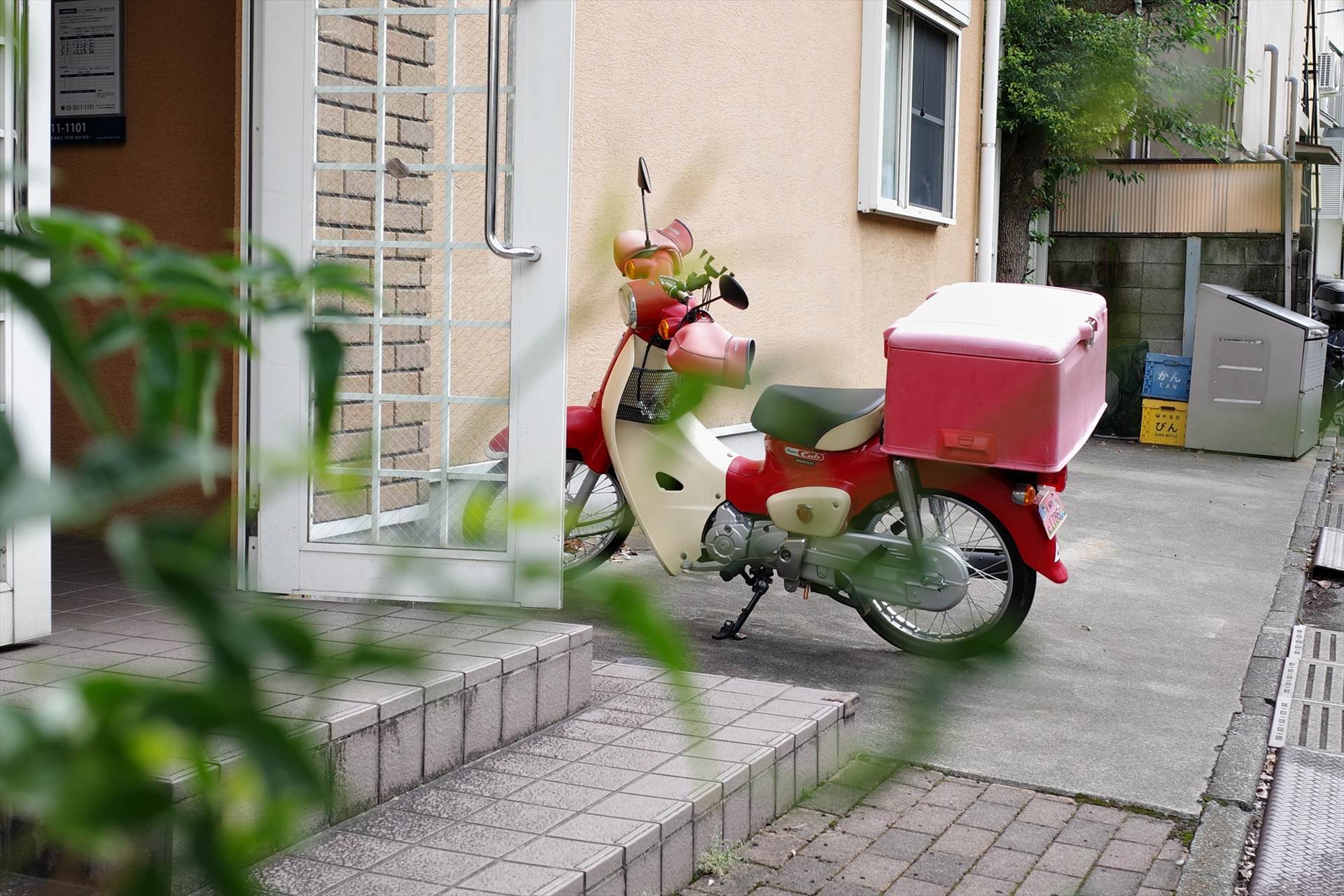 前ボケを活かしたくて、AFをタッチパネルでバイクの位置に決めた<br>GR IV／18.3mm（クロップ50㎜）／プログラムAE（F3.5、1/160秒、＋1.0EV）／ISO 100／WB：AWB／イメージコントロール：スタンダード