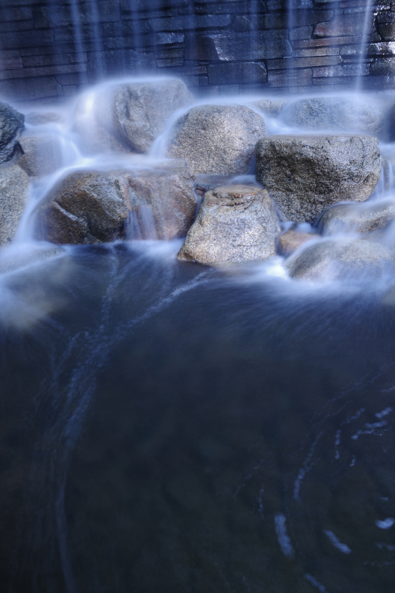 日中の公園で手すりにカメラを固定して滝の流れを捉えた。明るい場所では難しい表現もできてしまう<br>GR IV／18.3mm（28mm相当）／シャッタースピード優先AE（F16、2秒、－1.0EV）／ISO 100／WB：白色蛍光灯／イメージコントロール：ポジフィルム調