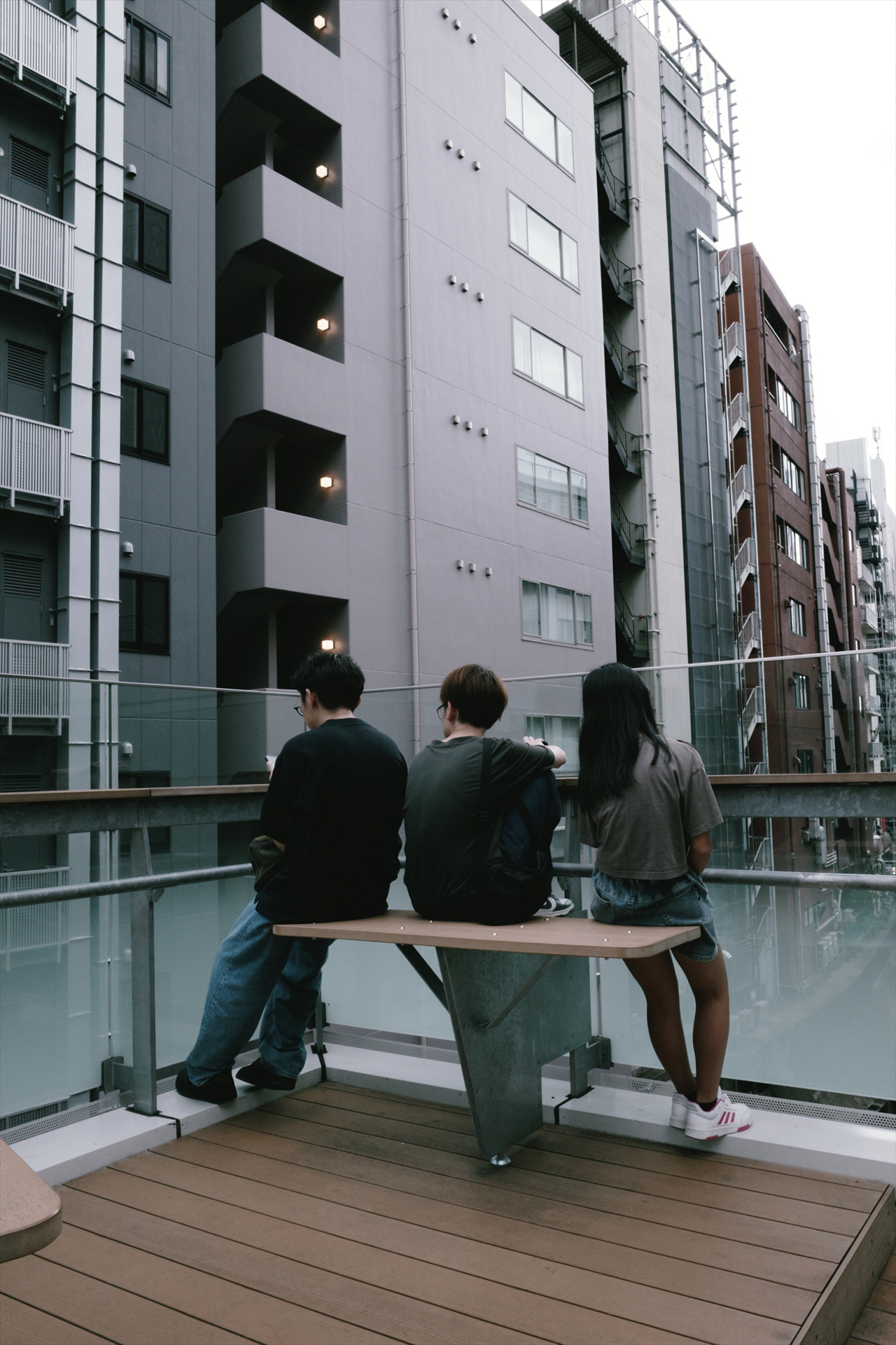 曇天の空気によく似合う。冬の寒さを引き出すにも良さそうなシネマ調（G）<br>GR IV／18.3mm（28㎜相当）／スナップ撮影距離優先AE・1.5m（F11、1/30秒、－0.7EV）／ISO 640／WB：AWB／イメージコントロール：シネマ調（G）