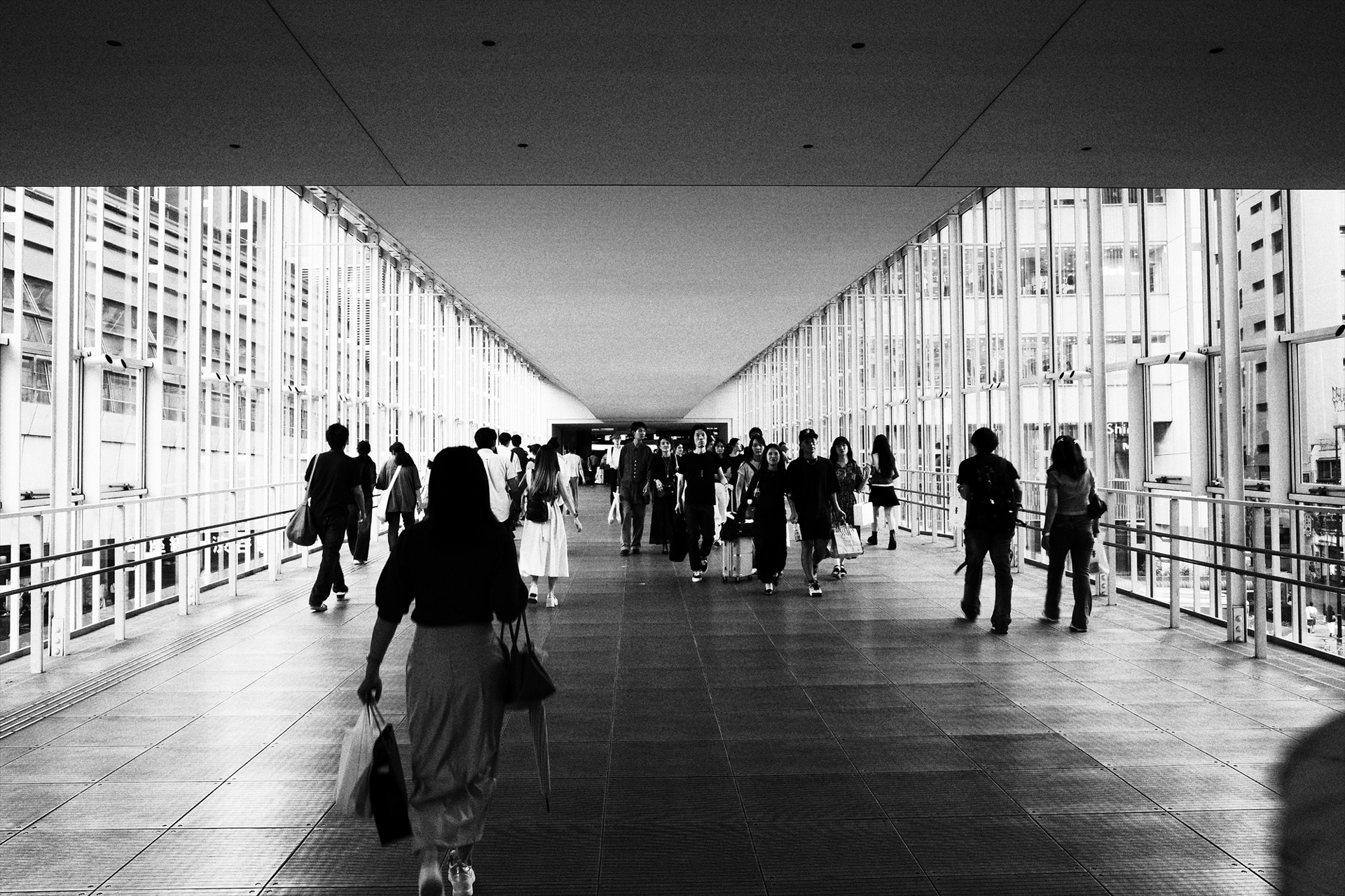 GR IV／18.3mm（28㎜相当）／スナップ撮影距離優先AE・2.5m（F6.3、1/30秒、－0.3EV）／ISO 320／WB：太陽光／イイメージコントロール：ハイコントラスト白黒