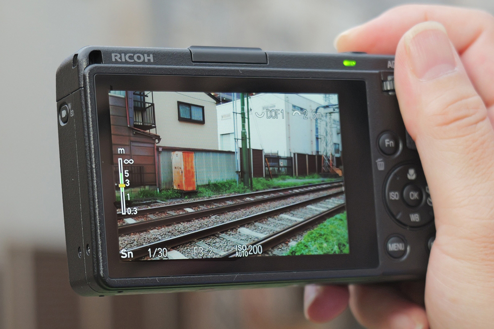 Snモード時には背面モニターの左側にインジケータが表示され、前ダイヤルを回すと撮影距離が変更できる