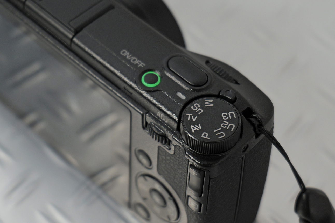 右肩のモードダイヤルには「Sn」の印字