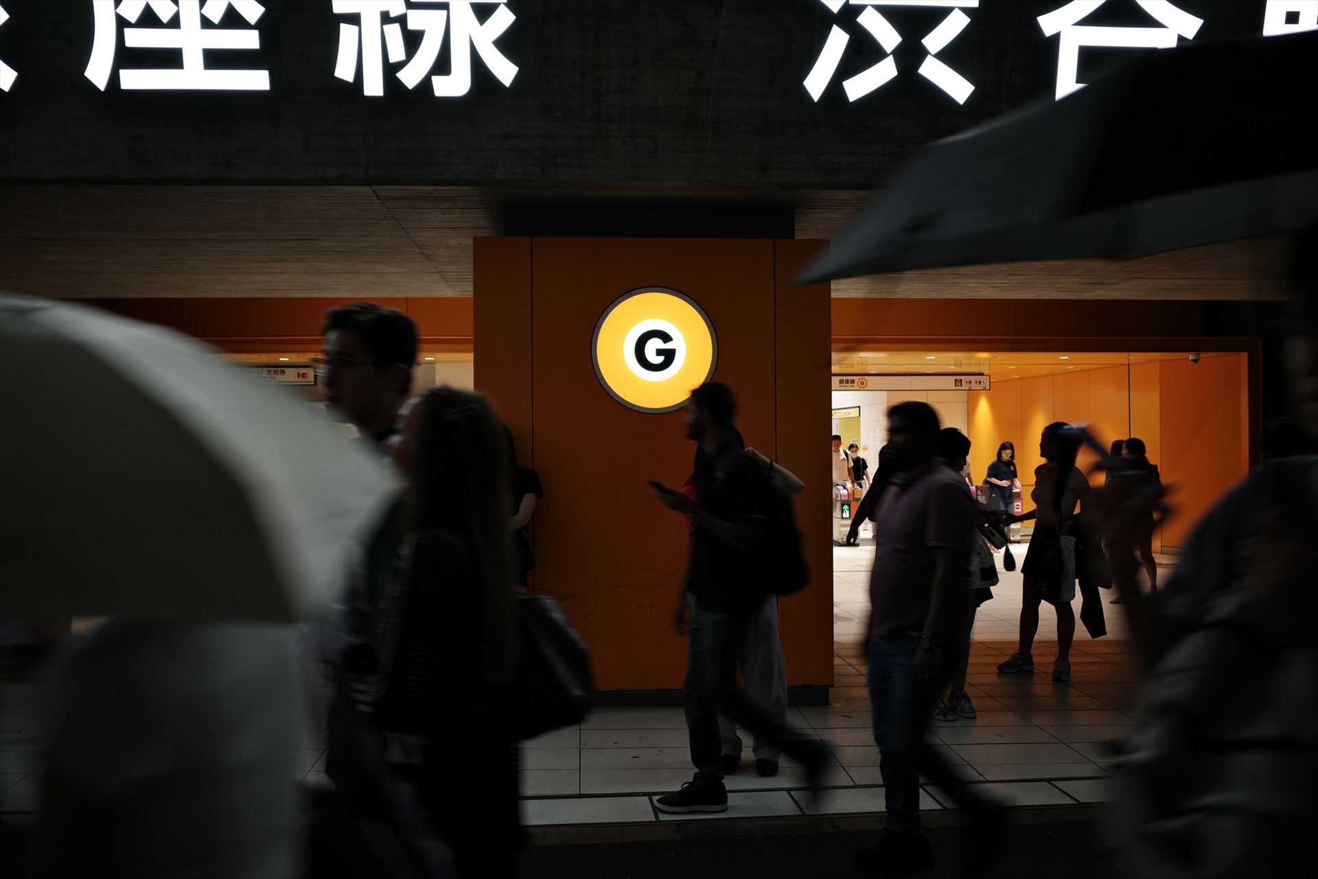 GR IV／18.3mm（クロップ50㎜）／スナップ撮影距離優先AE・3.5m（F2.8、1/30秒、＋1.3EV）／ISO 250／WB：AWB／イメージコントロール：スタンダード