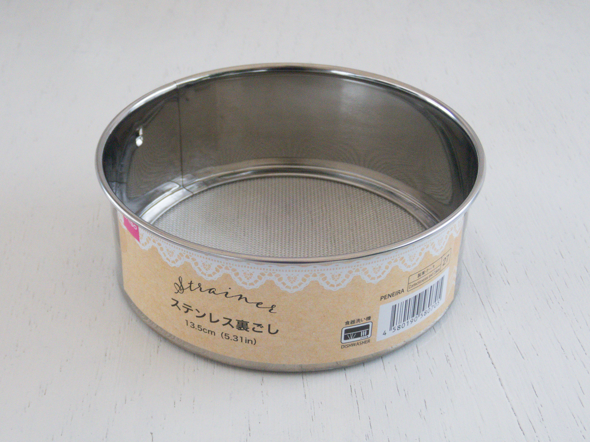 「<a href="https://jp.daisonet.com/products/4580190580705">ステンレス裏ごし</a>」底が網になっている。これをコンロ本体として使う。