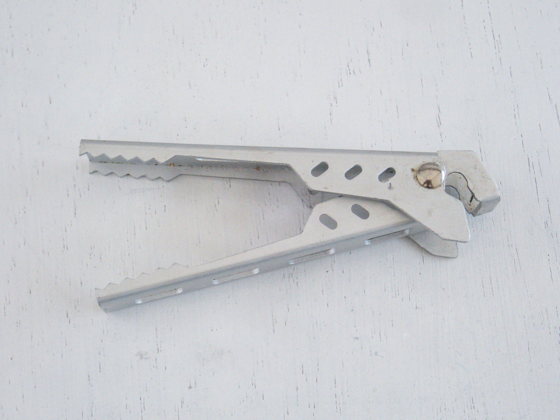 「<a href="https://jp.daisonet.com/products/4550480047126">クッカークリップ</a>」アルミ製。鍋つかみ、トングとして使う。熱いものを扱うのに必須。