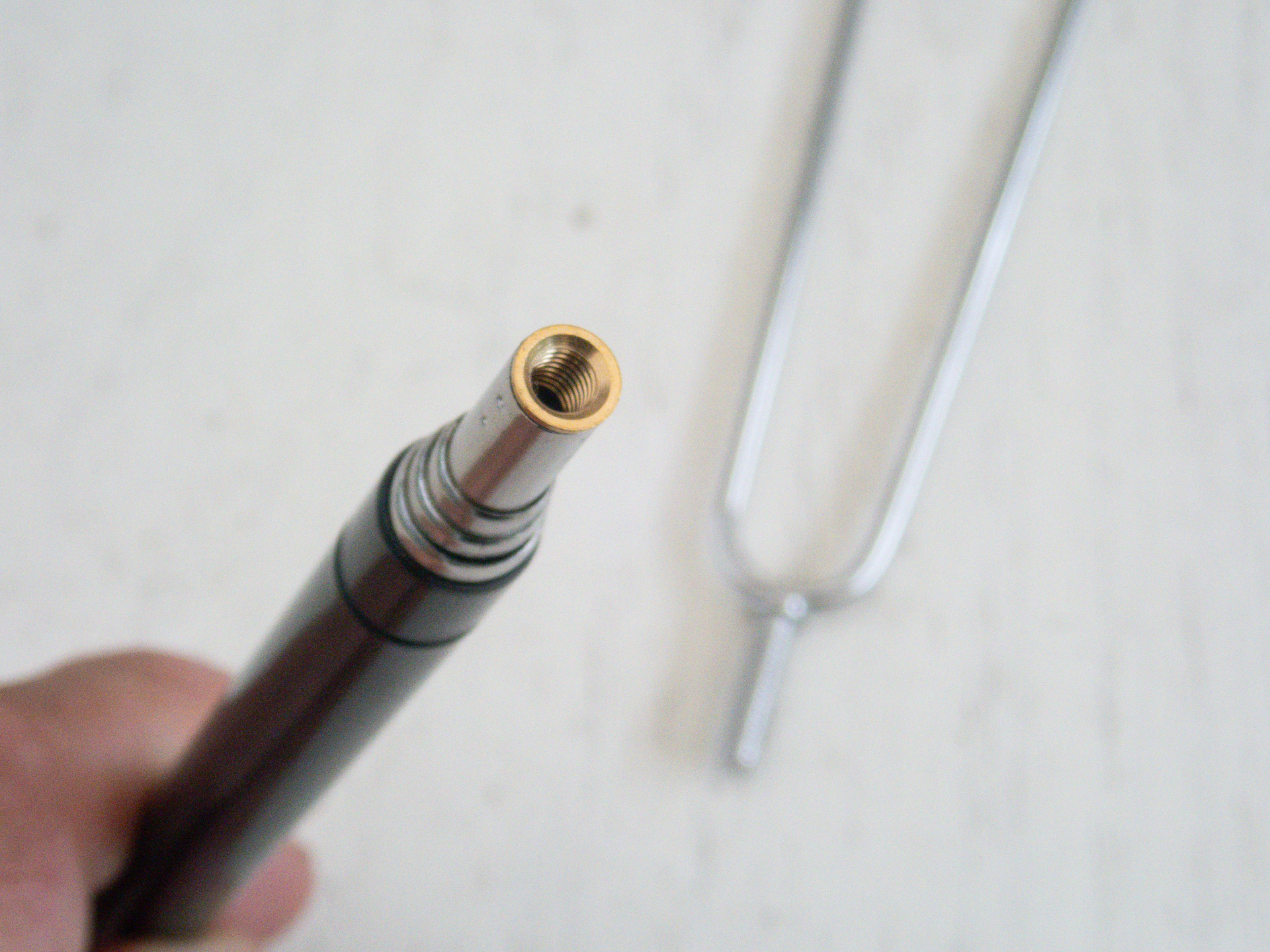 先端にメネジが埋め込んであり、アタッチメントを付け替えて伸縮ハンドルとして使える。