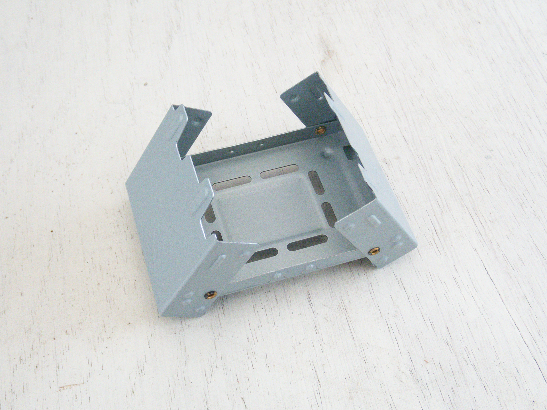 「<a href="https://jp.daisonet.com/products/4550480118567">ちょこっとストーブ</a>」炭に火をつけるのに使う。単独でも使えるので使い回しが効く。