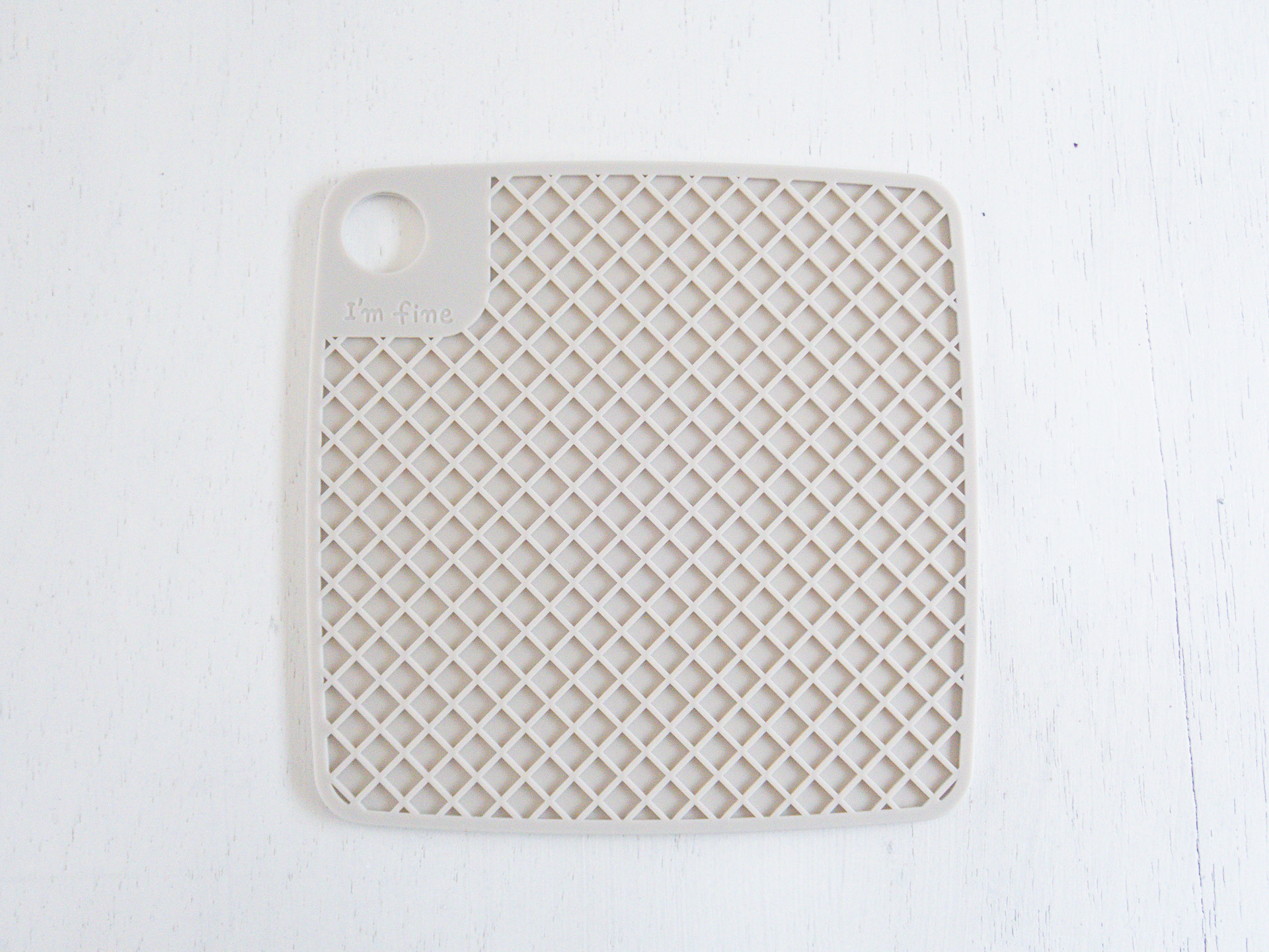 「<a href="https://jp.daisonet.com/products/4550480350905">シリコーン鍋敷き</a>」テーブルの上で使う時、「焚き火シート」とテーブルの間に挟み断熱用として使う。