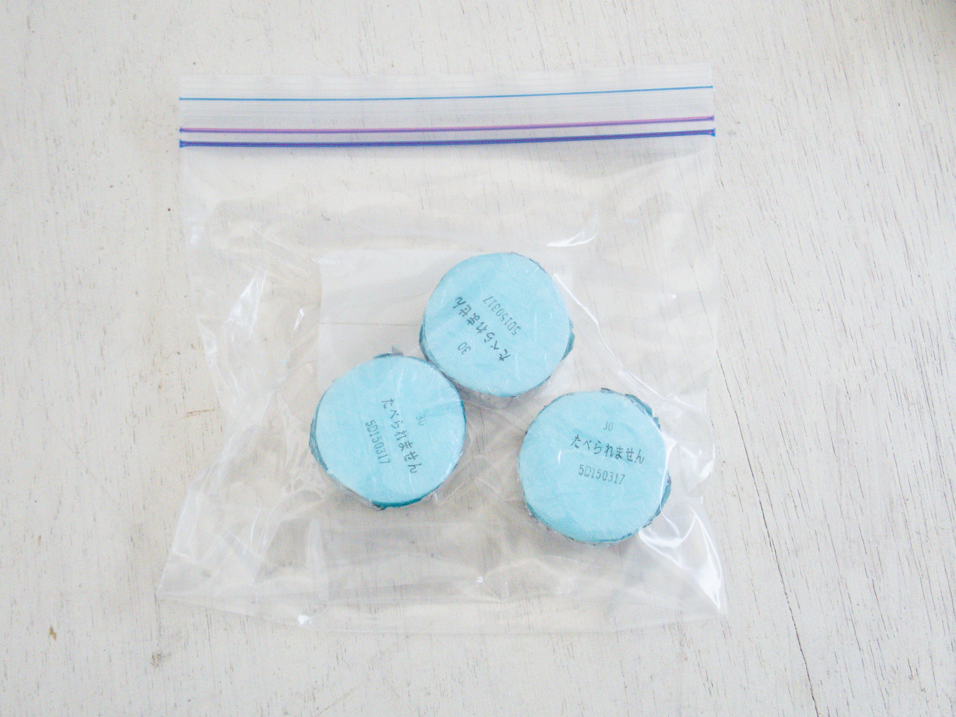 「<a href="https://jp.daisonet.com/products/4945319030668">ちょこっとストーブ</a>」用の燃料。3個入り。これもジップロックなどで保存すると良い