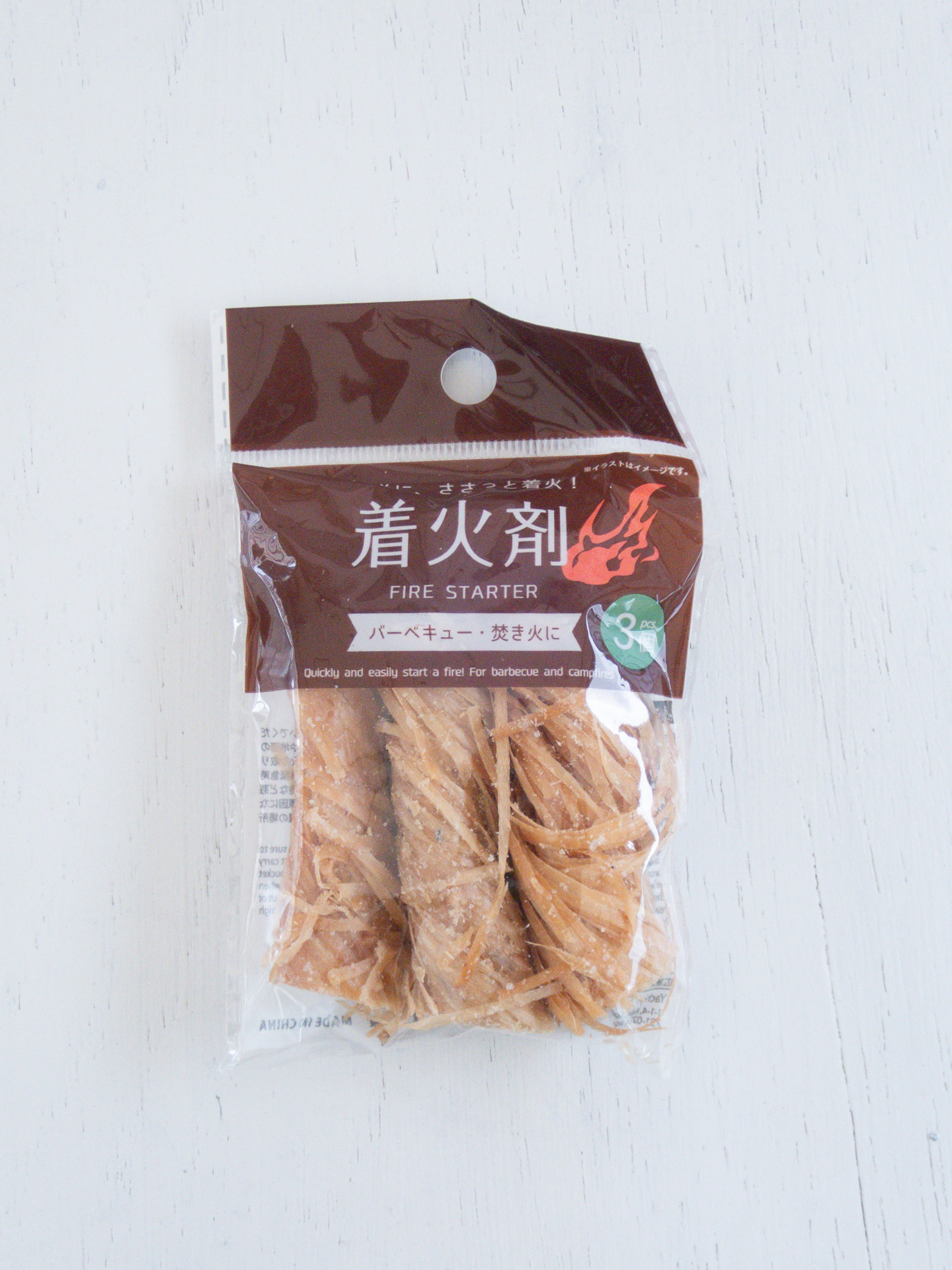 「<a href="https://jp.daisonet.com/products/4945319030651">着火剤3個入り</a>」。なくても大丈夫だが、あると楽ができる