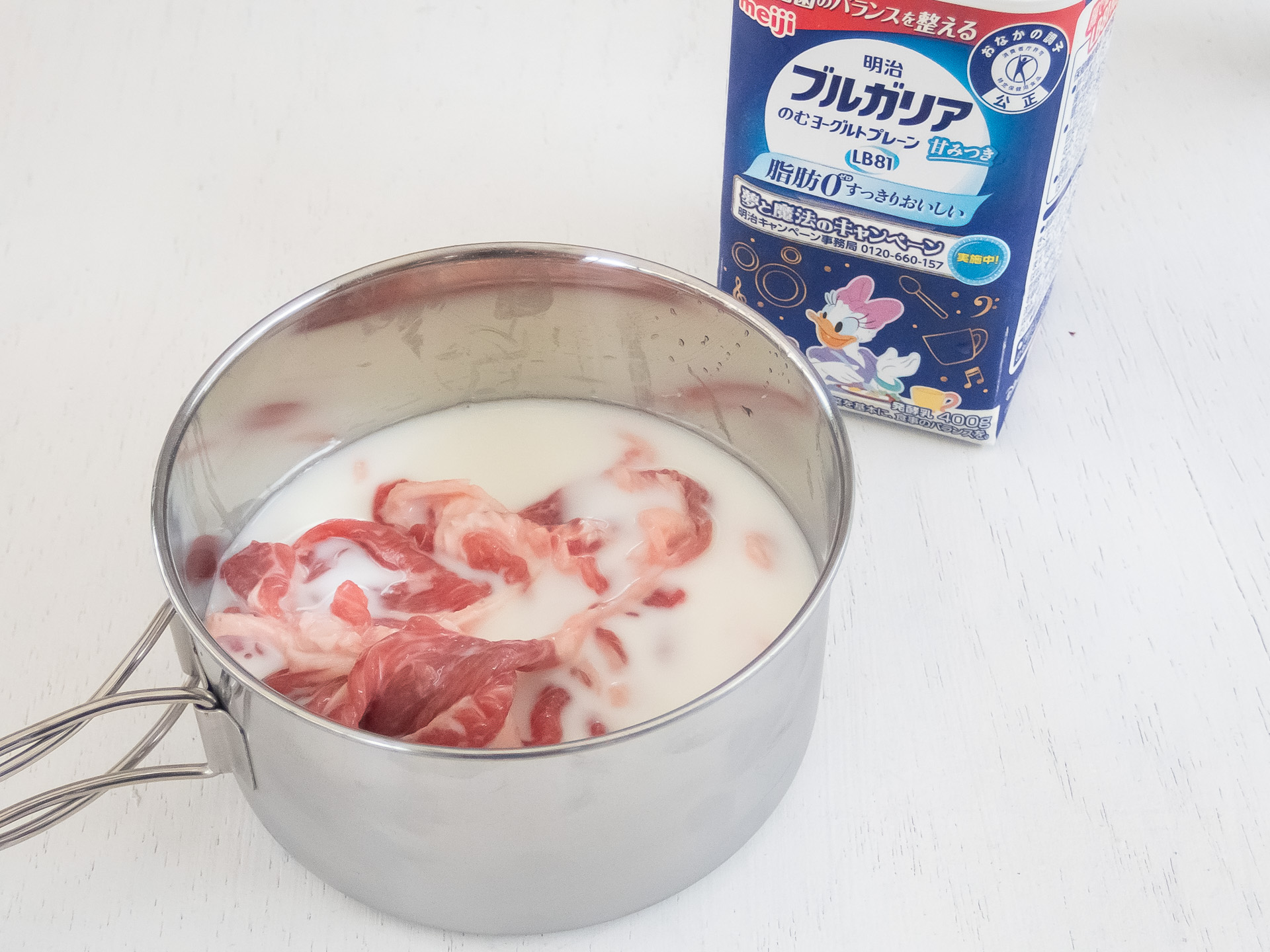 鍋小を使って塩をしたラム肉をヨーグルトに漬け込む