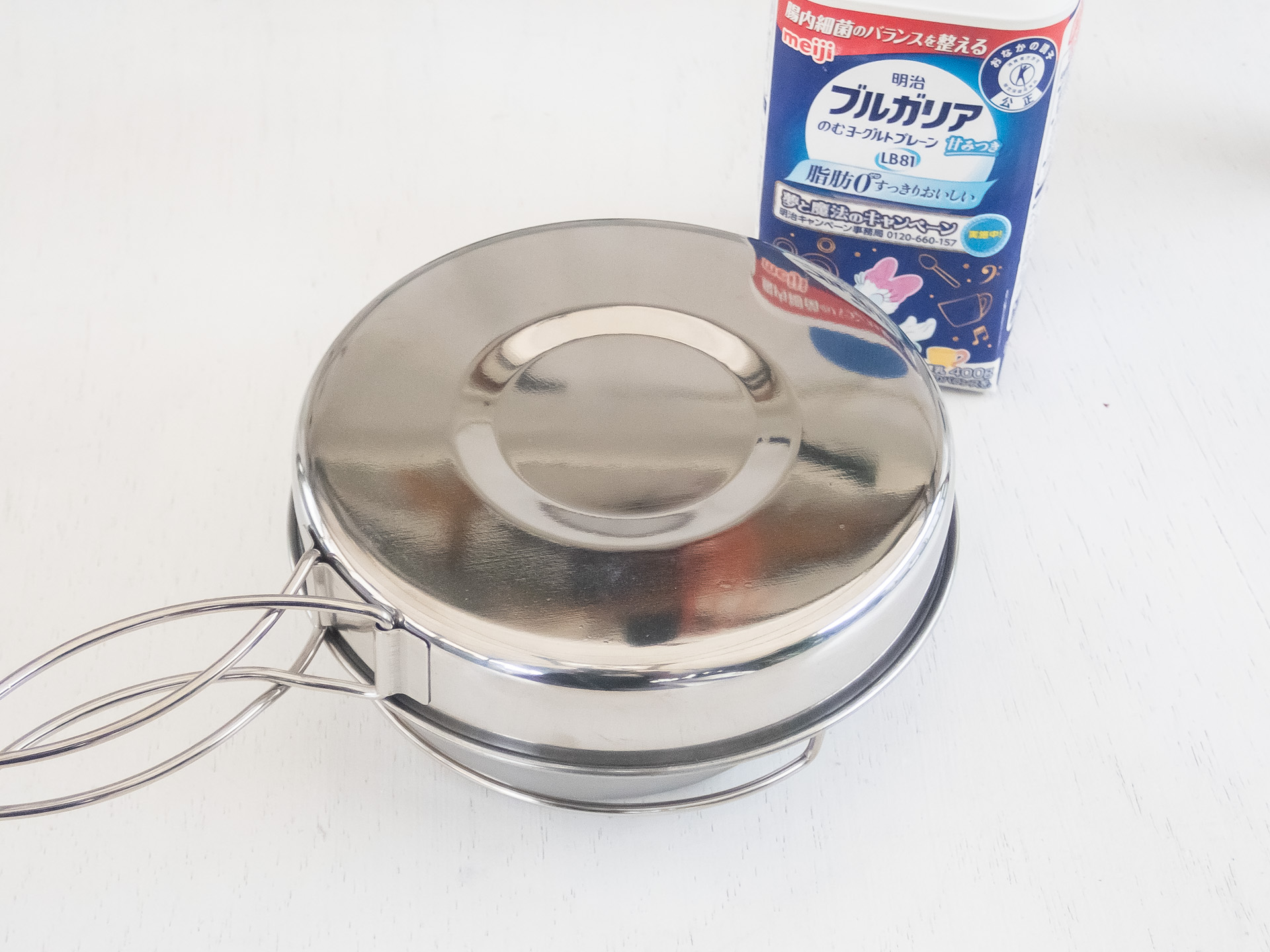 炭が熾きる頃まで蓋をして置いておく。本来は半日ほど漬け込むと良いようだが、日本で買うラム肉は柔らかいので30分ほどでも十分なようだ