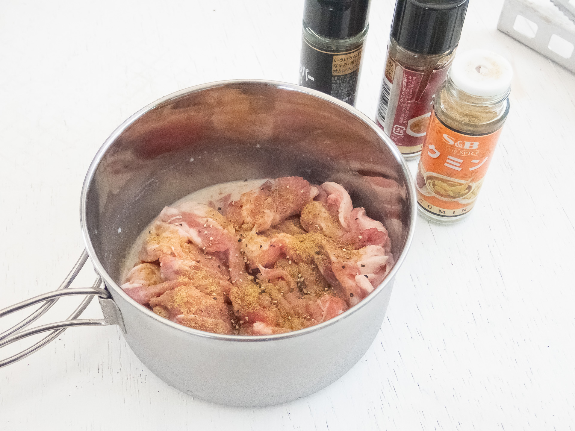 スパイスを混ぜる。クミン＞ガラムマサラ＞ブラックペッパーくらいな感じだ。適宜お好みで。よく混ぜたらしばらく置く