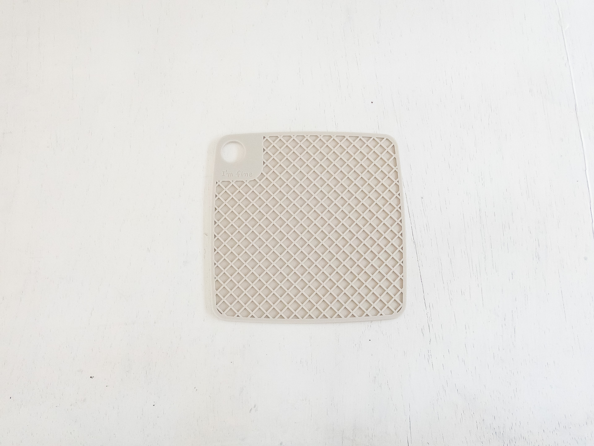 テーブルに「シリコーン鍋敷き」を敷く