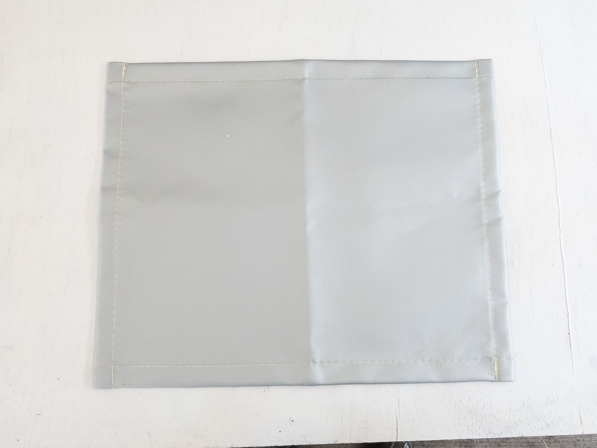 「シリコーン鍋敷き」の上にさらに、「焚き火シート」