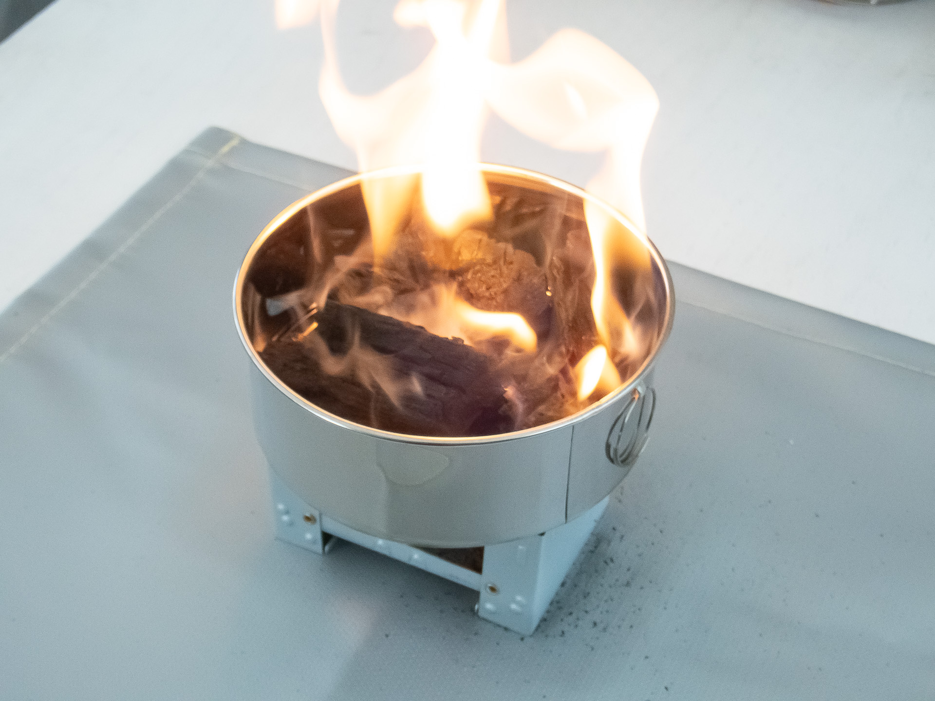 あとは放置すれば炭が熾きる。最初は大きく炎があがるので注意