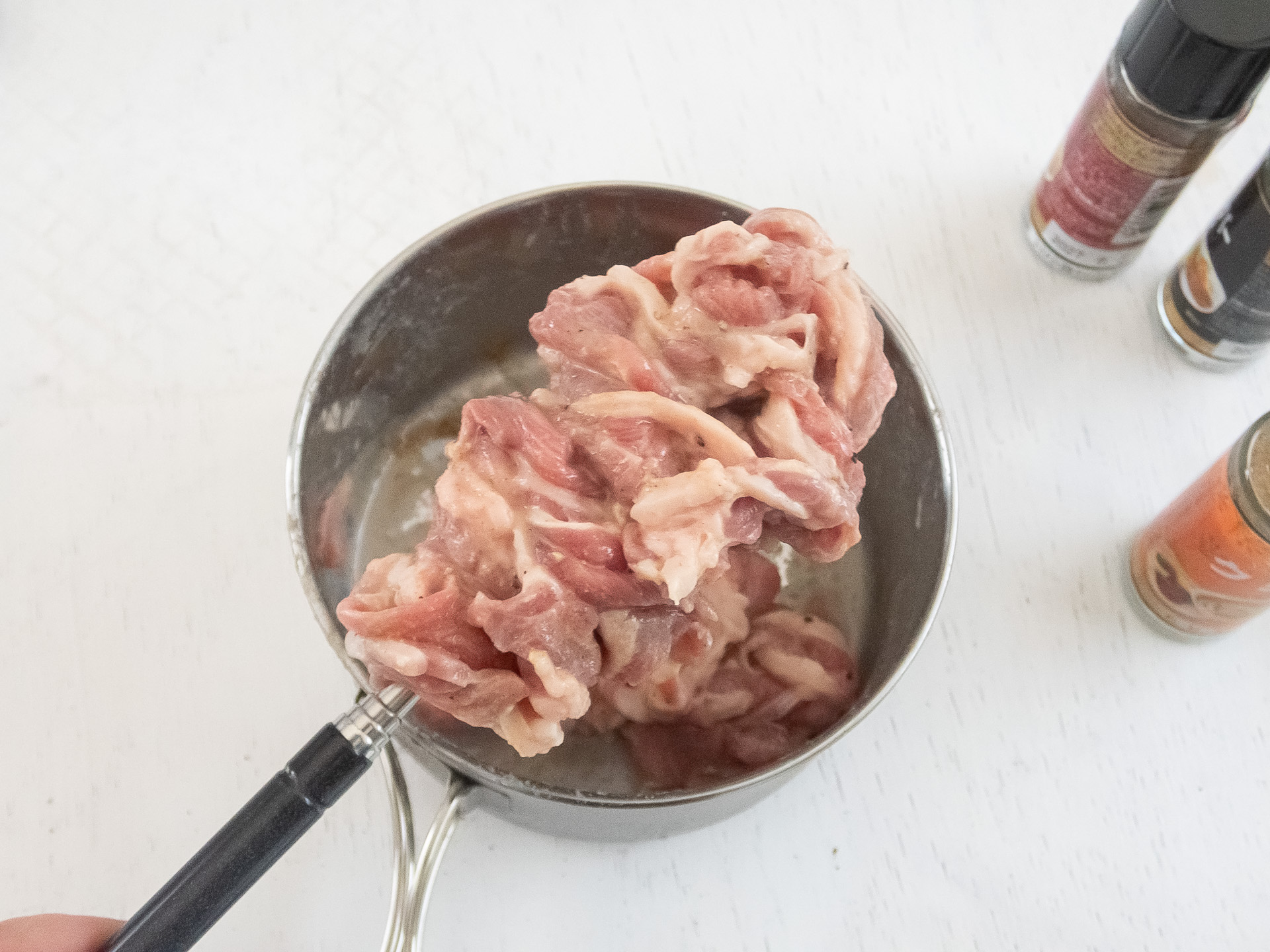 ラム肉をマシュマロ串に刺して塊にする。巻きながら刺しても良いし、短冊切りで小さくしてから刺しても良い