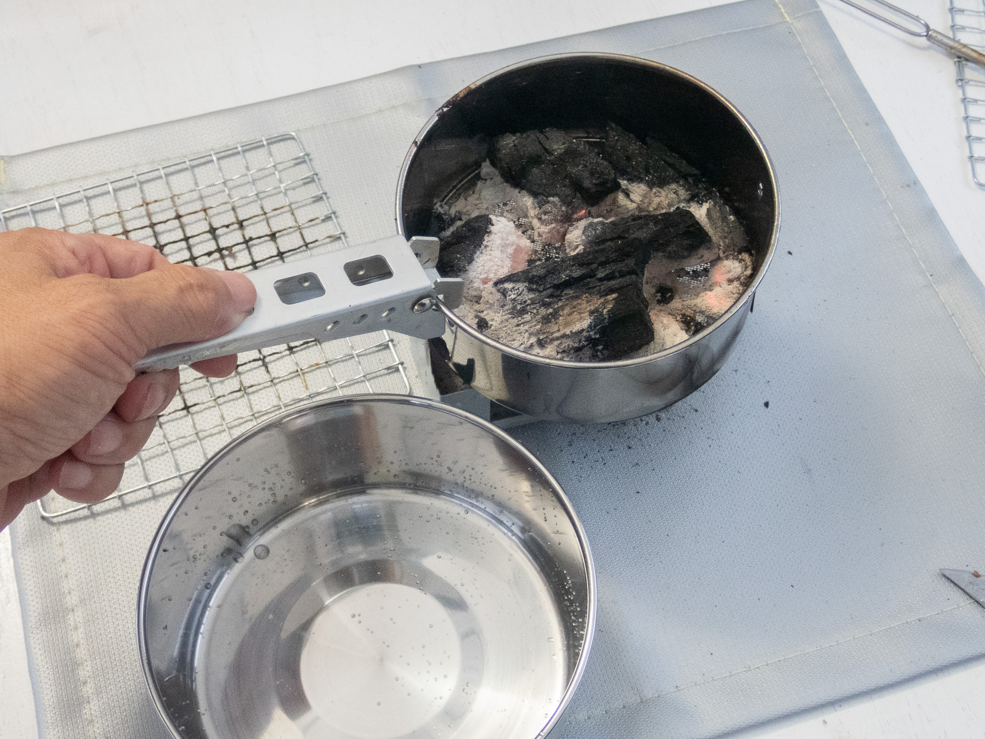 「クッカークリップ」で「ステンレス裏ごし」を掴み、そのまま鍋大にいれる